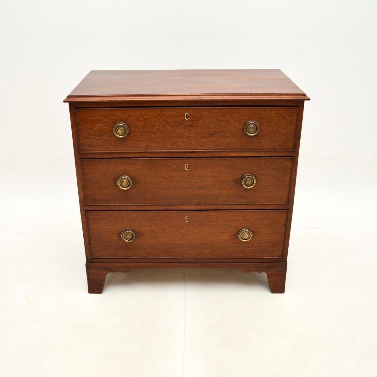 Magnifique commode ancienne d'époque géorgienne. Fabriqué en Angleterre, il date de la période 1790-1810.

Il est d'une qualité exceptionnelle, il est très bien construit et il est d'une taille utile, avec beaucoup d'espace de rangement à
