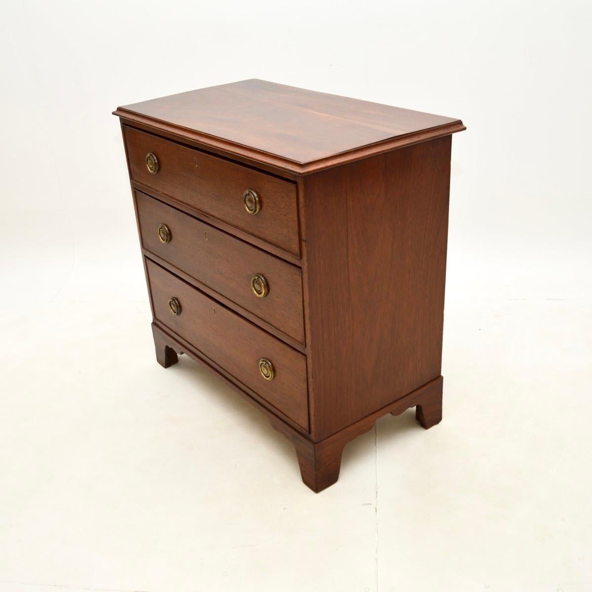 Britannique Ancienne commode d'époque géorgienne en vente