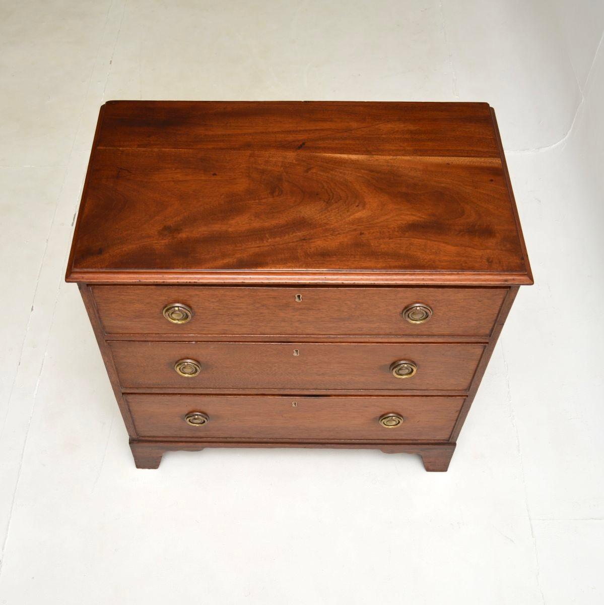 Ancienne commode d'époque géorgienne Bon état - En vente à London, GB
