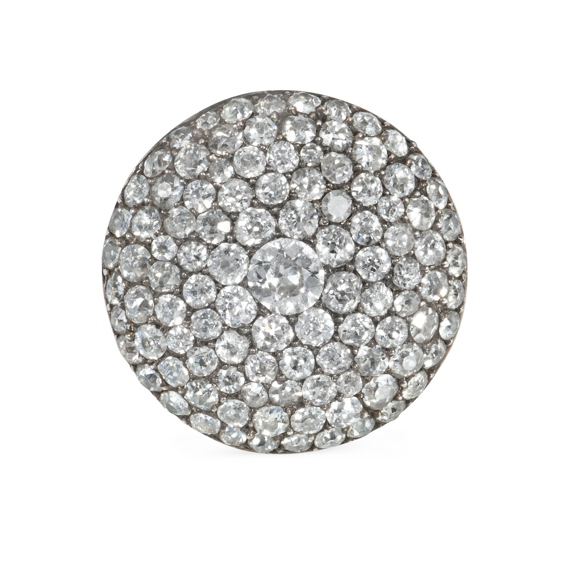 Ein georgischer Pavé-Diamantring mit kreisförmigem Design und Schultern aus offenem Schnörkelwerk, in 18k Gold.  Der mittlere Diamant hat einen Durchmesser von etwa 4,7 mm.  Der Durchmesser der Pavé-Diamantplakette beträgt etwa 1 Zoll. 