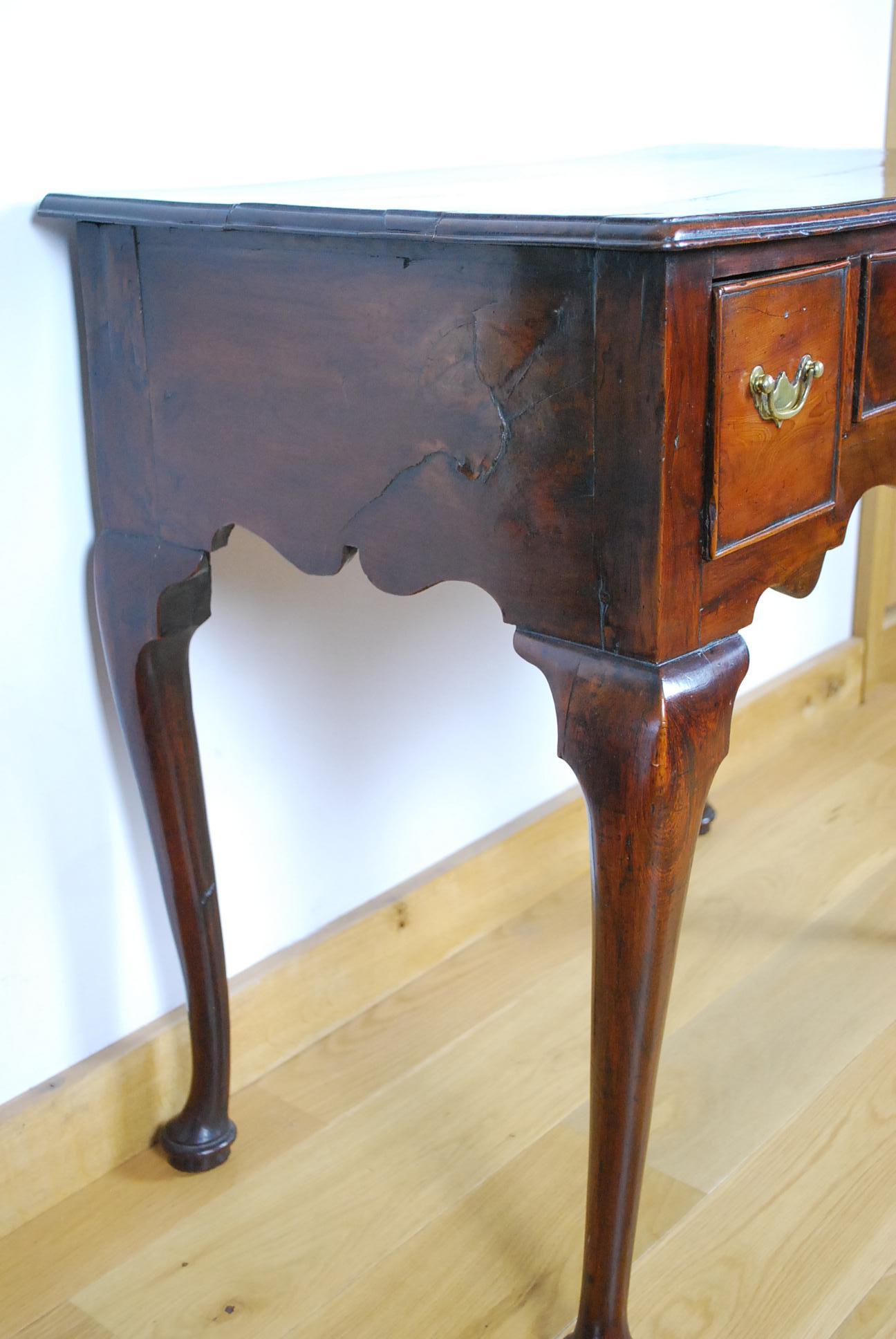 Antique Georgian period English solid Yew Wood Lowboy / side table In Good Condition For Sale In Winchcombe, Gloucesteshire