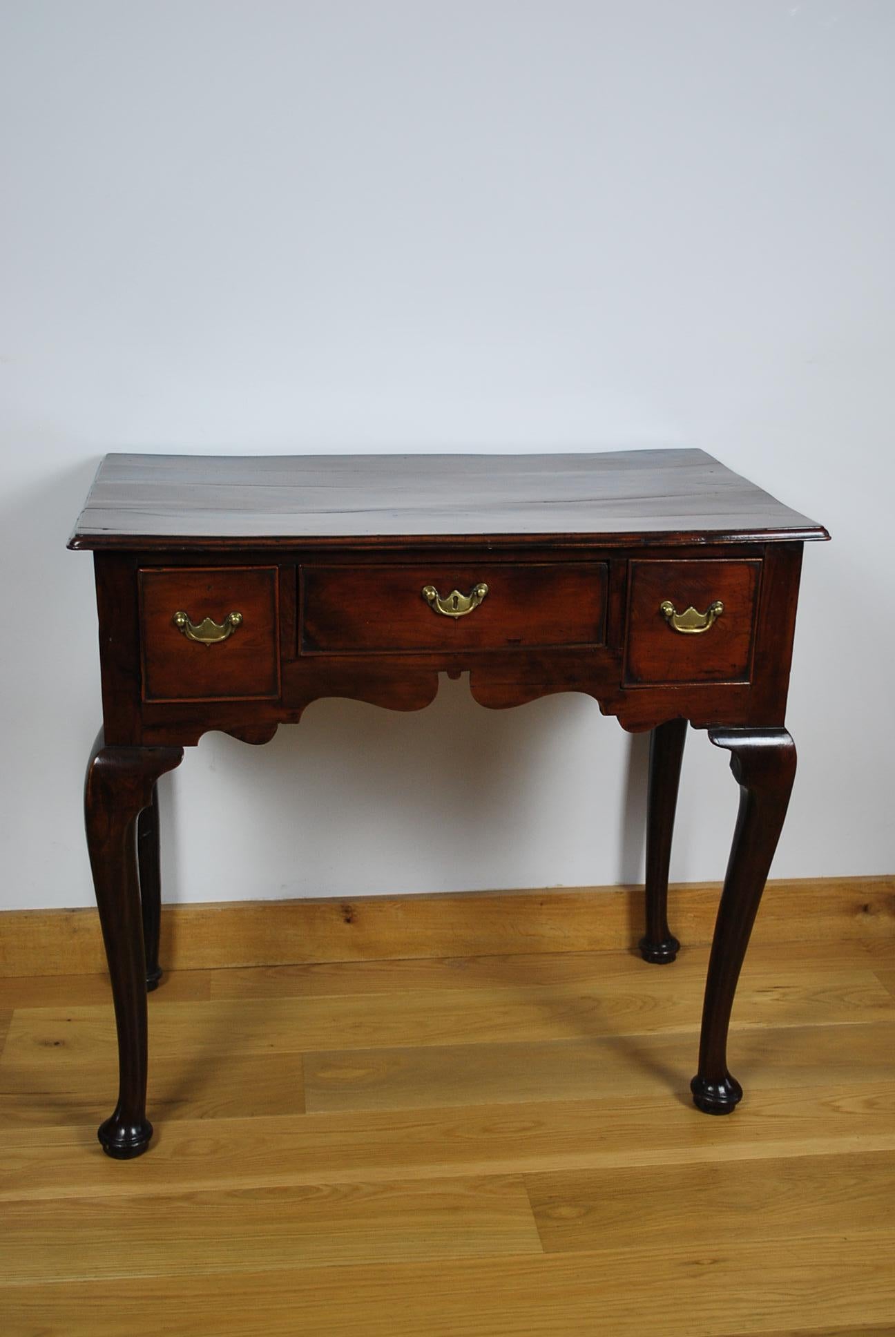Antique Georgian period English solid Yew Wood Lowboy / side table For Sale 2