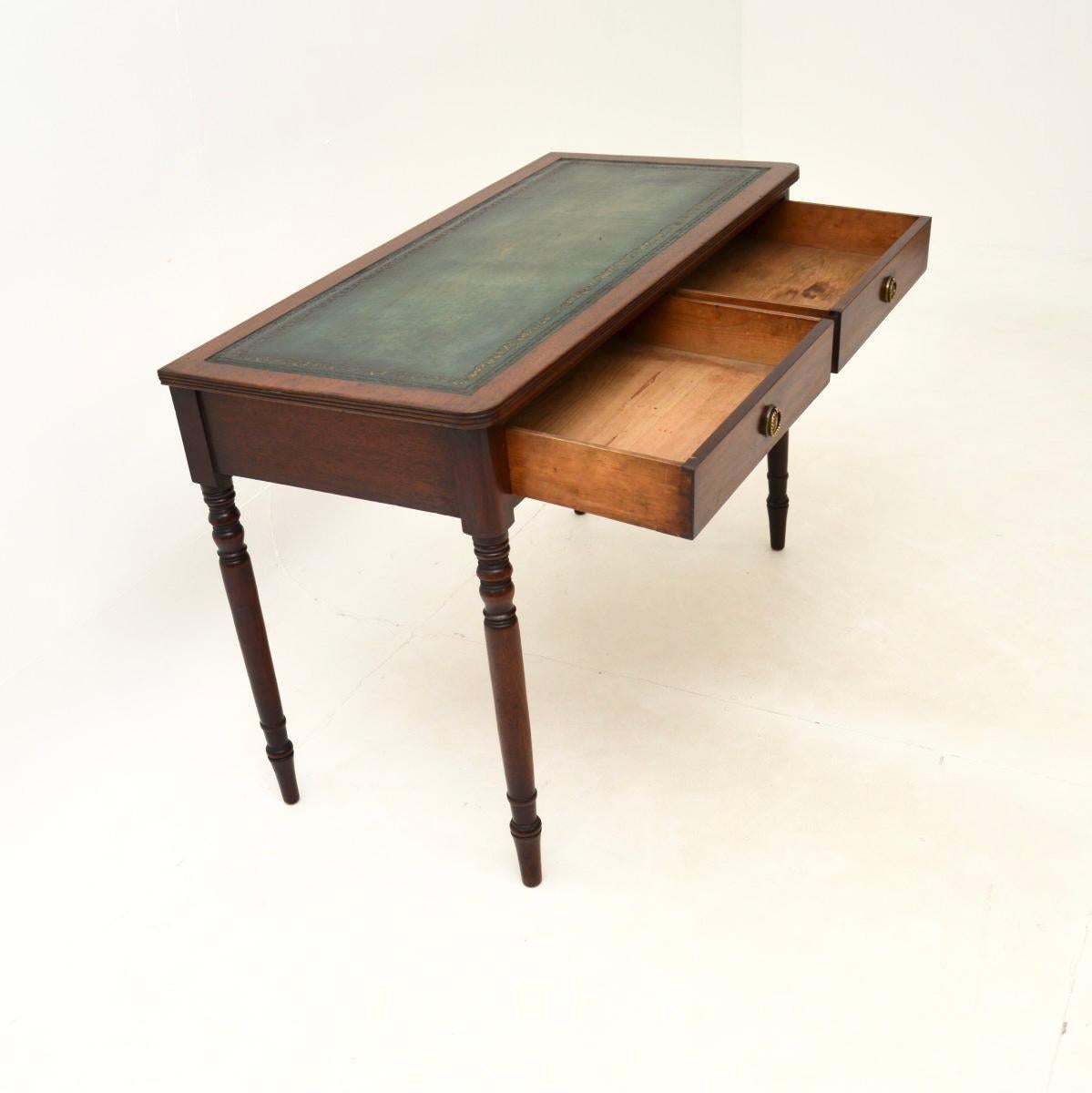 Antike georgianische Periode Leder oben Schreibtisch / Schreibtisch (George III.) im Angebot