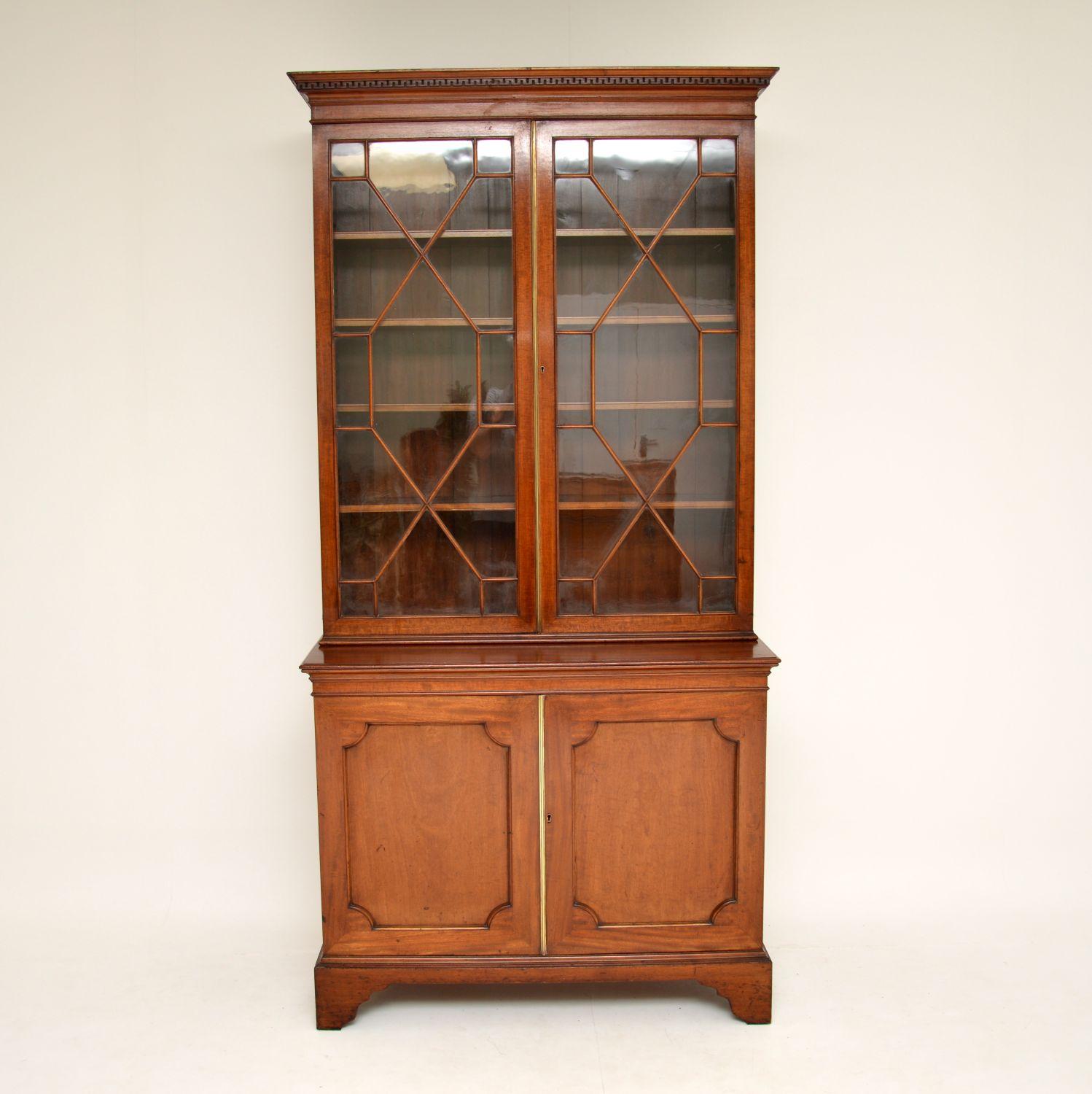 This antique George III period library bookcase is in excellent original condition & has had no repairs, just a polish. It’s also free from any splits, warps or woodworm & is of high quality.
The top cornice has a dental moulding & the top doors