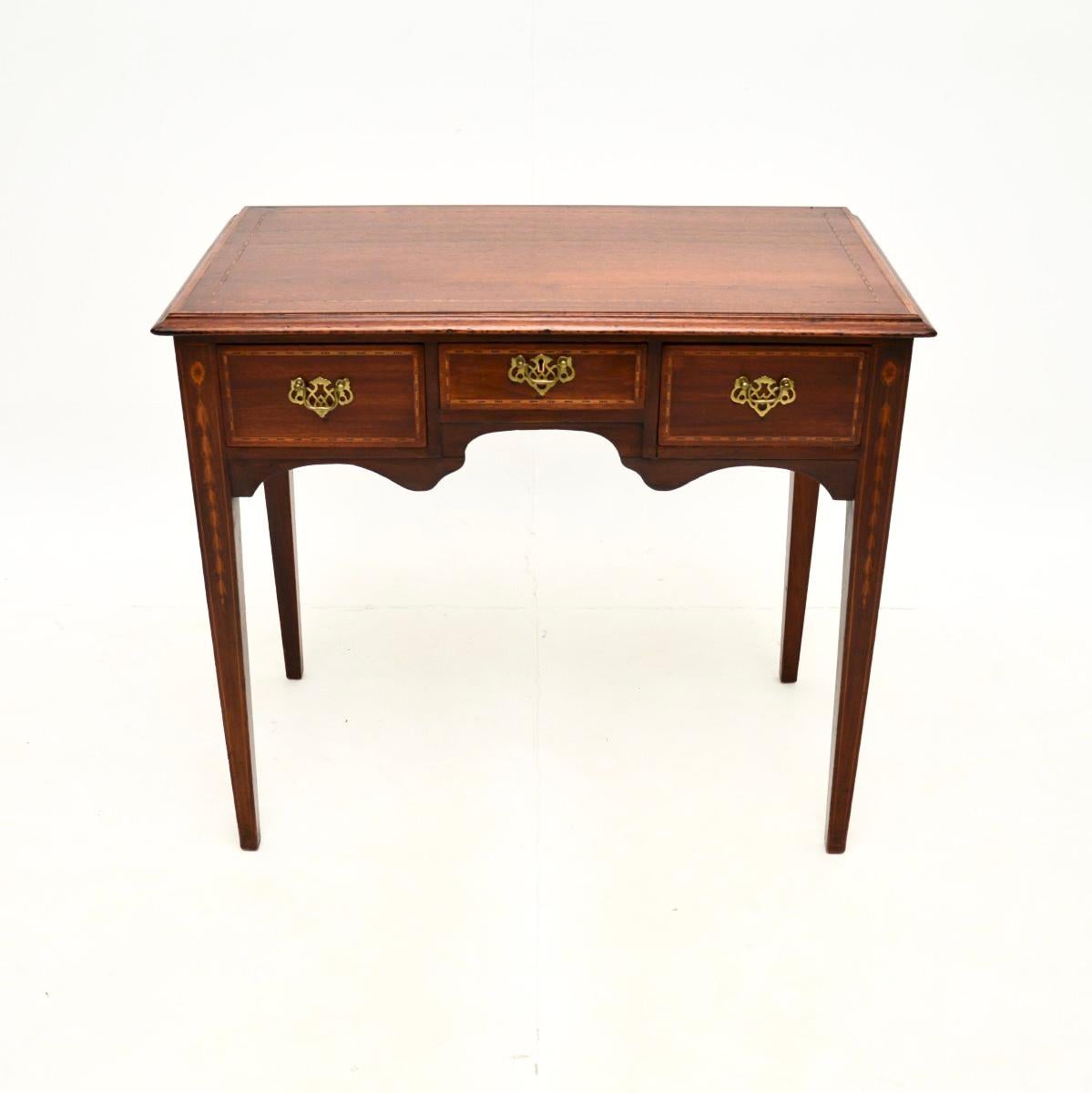 Magnifique table basse ancienne d'époque géorgienne. Fabriqué en Angleterre, il date de la période 1790-1810.

Il est d'une qualité exceptionnelle, d'une taille très utile et il est magnifiquement conçu. Il y a de belles incrustations de bois satiné