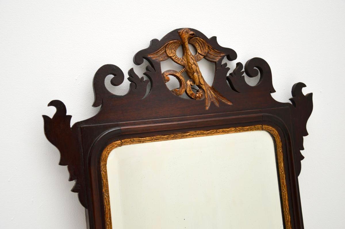 Un superbe miroir doré parcellaire d'époque géorgienne. Fabriqué en Angleterre, il date de la période 1790-1810.

Il est magnifiquement conçu et d'une qualité étonnante. Le cadre présente des sculptures fantastiques et nettes, notamment un