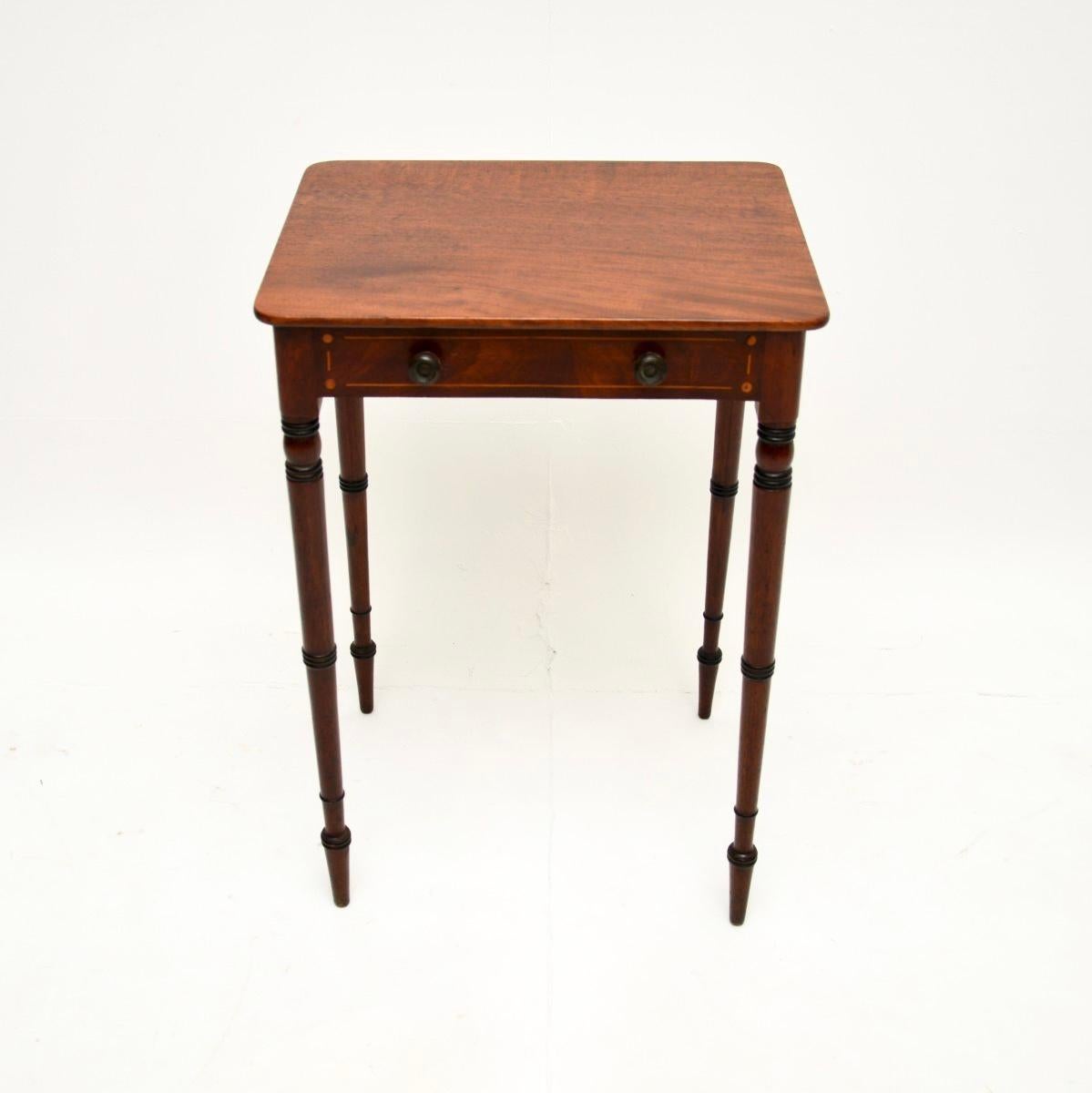 Charmante table d'appoint d'époque géorgienne. Fabriqué en Angleterre, il date d'environ 1800-1810.

Il est de belle taille et plein de caractère. Le bois présente une magnifique teinte et une belle patine, avec quelques petites marques
