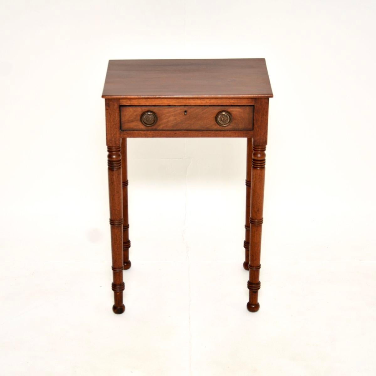 Charmante table d'appoint ancienne d'époque géorgienne. Fabriqué en Angleterre, il date d'environ 1800-1820.

Il est de belle taille et plein de caractère. Le bois a une couleur magnifique et une belle patine, avec quelques petites marques