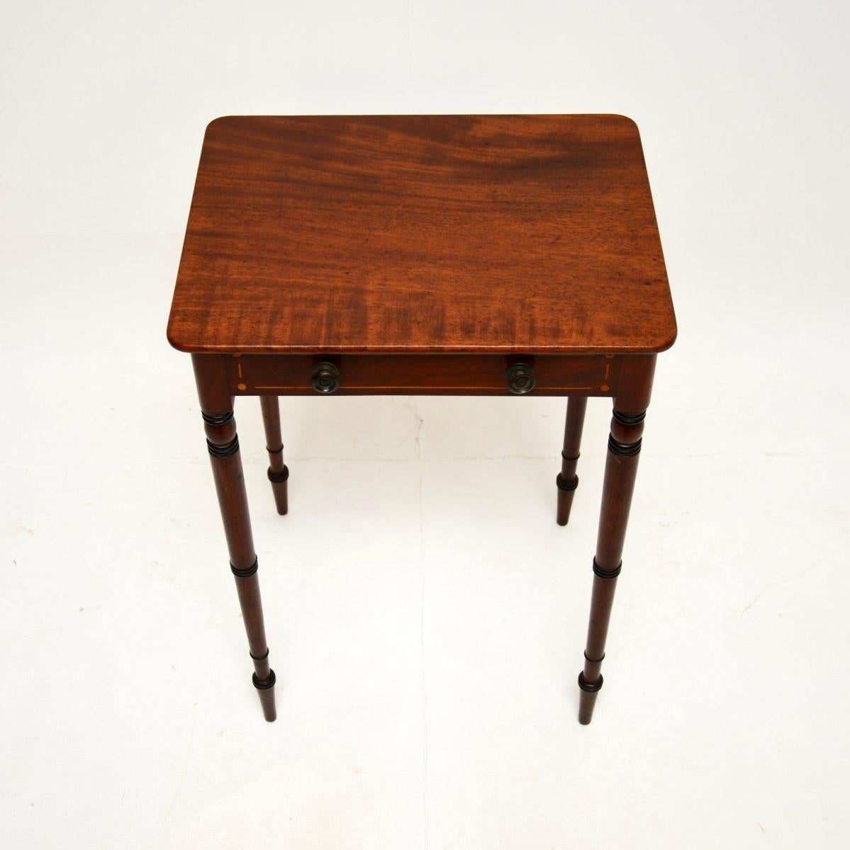 Table d'appoint ancienne d'époque géorgienne Bon état - En vente à London, GB