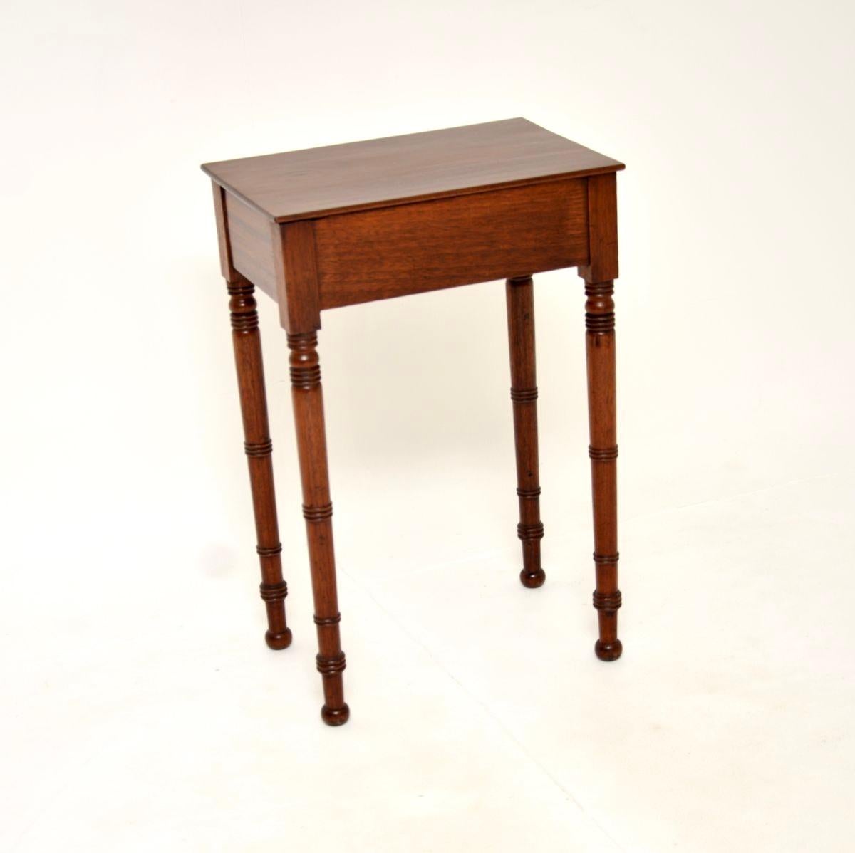 Table d'appoint ancienne d'époque géorgienne Bon état - En vente à London, GB