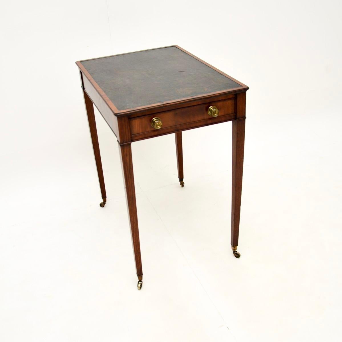 Une élégante et très intéressante table d'écriture / table d'appoint d'époque géorgienne. Fabriqué en Angleterre, il date de la période 1790-1810.

Il est de très belle qualité, le plateau rectangulaire a une surface d'écriture en cuir insérée, il