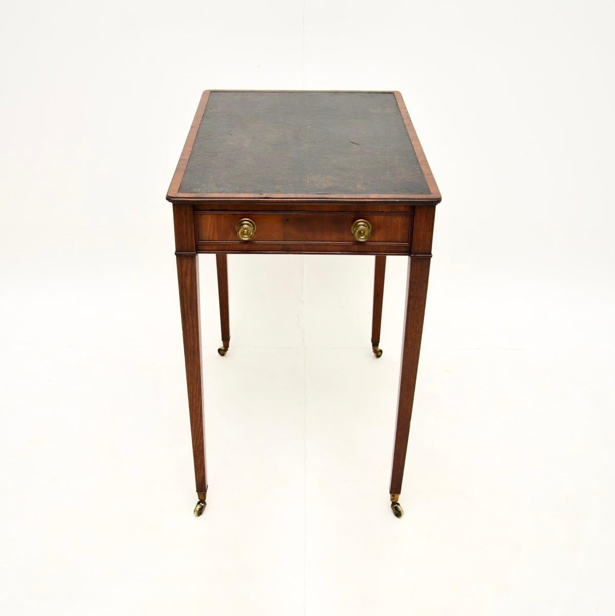 Britannique Table d'écriture/table d'appoint ancienne d'époque géorgienne en vente
