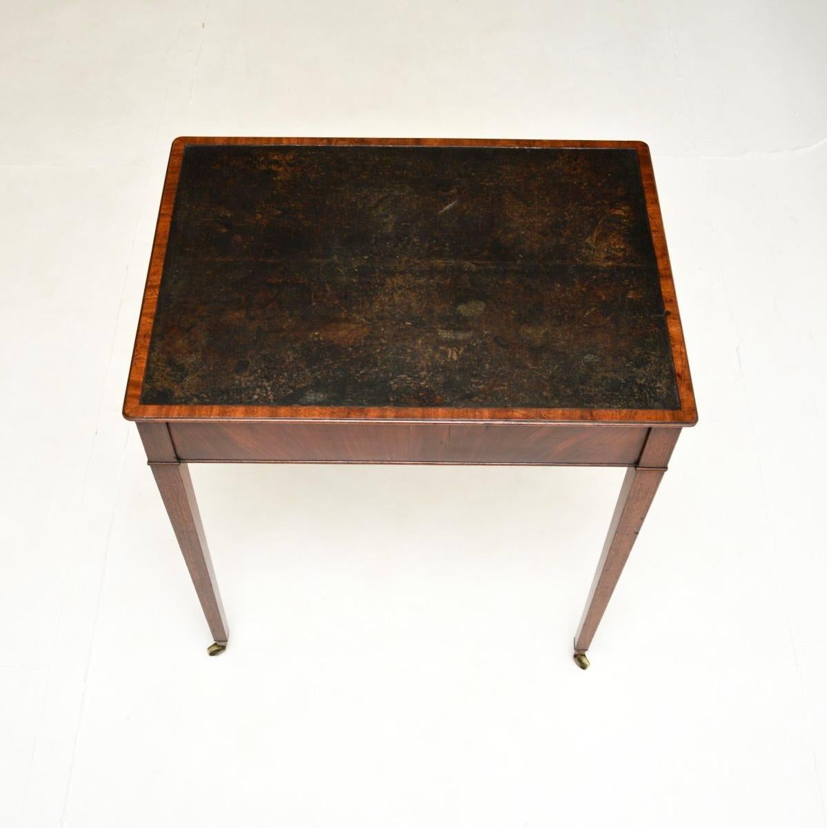 Cuir Table d'écriture/table d'appoint ancienne d'époque géorgienne en vente