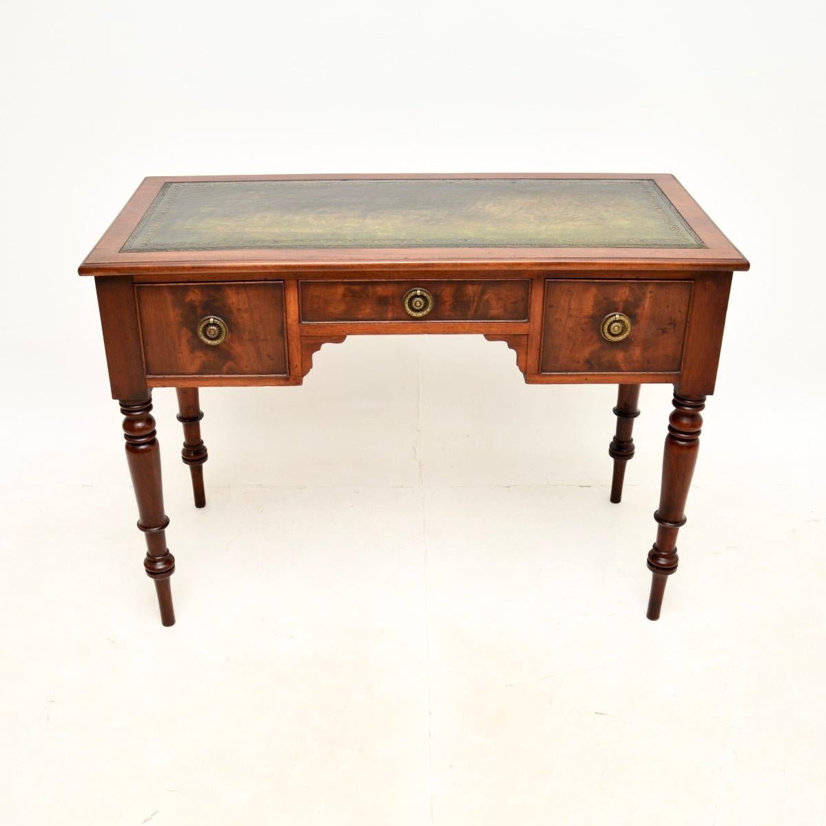 A charming and very well made antique Georgian writing table / desk. This was made in England, we would date it to around the 1800-1820 period.

It is of superb quality, this is a very useful and practical size. It sits on beautifully turned legs,