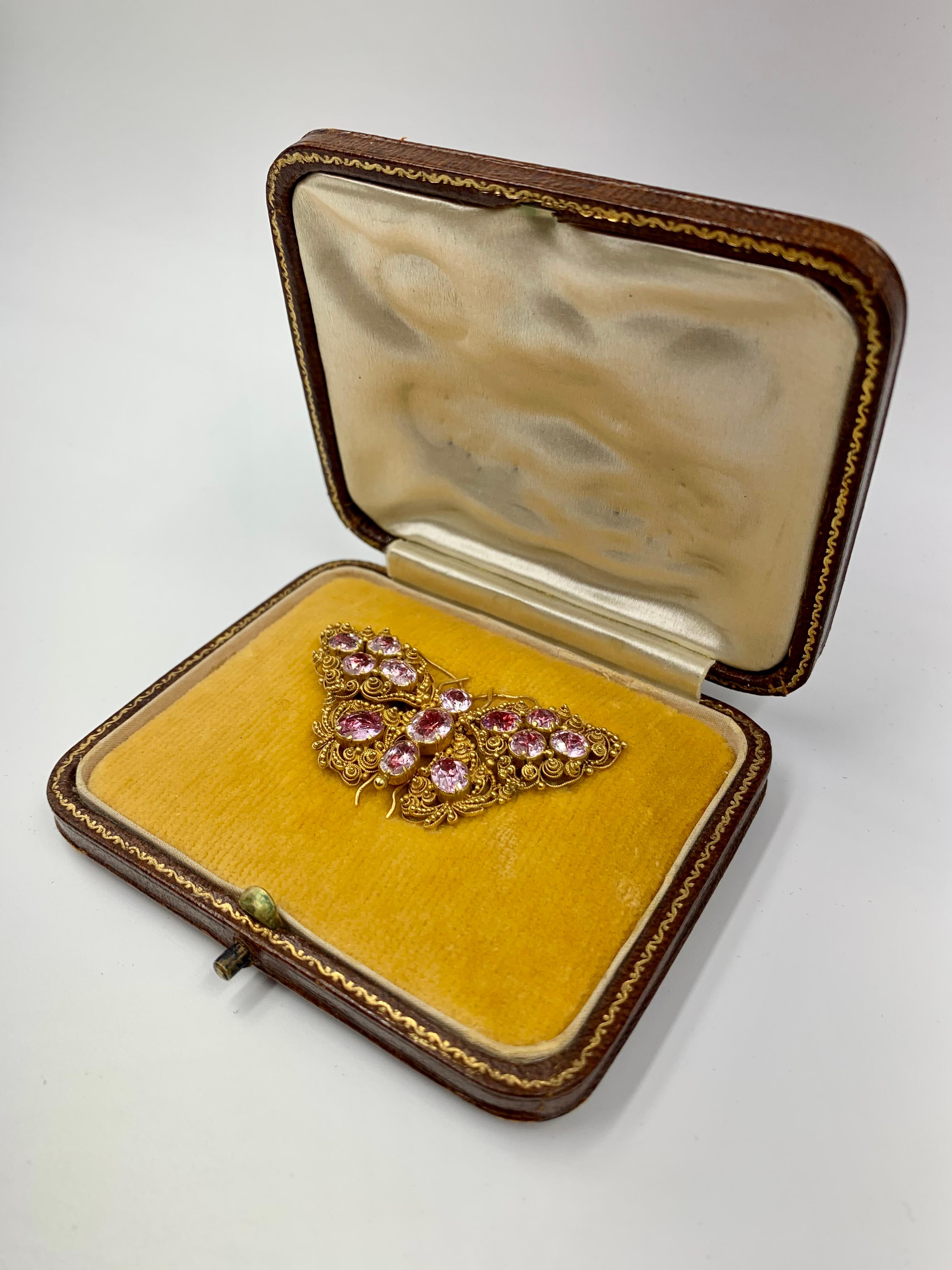 Antike georgianische Schmetterlingsbrosche aus 18 Karat Cannetille mit rosa Turmalin und Gold im Angebot 4