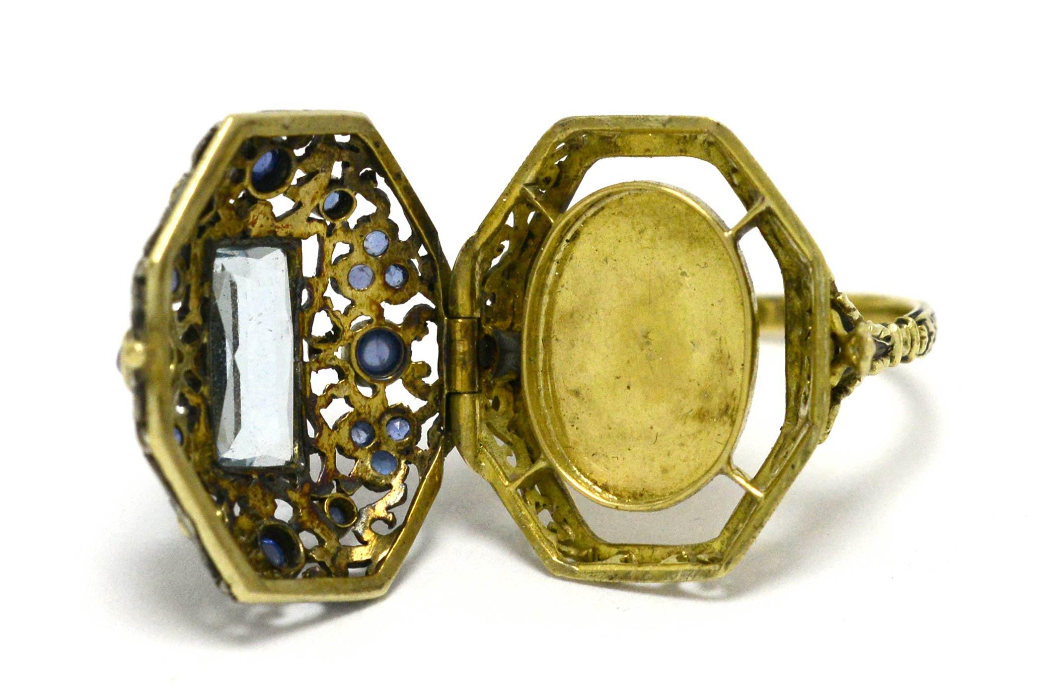 Georgian Poison Ring Casket Aquamarine and Sapphire 18 Karat Gold Silver, 1850 In Good Condition In Santa Barbara, CA
