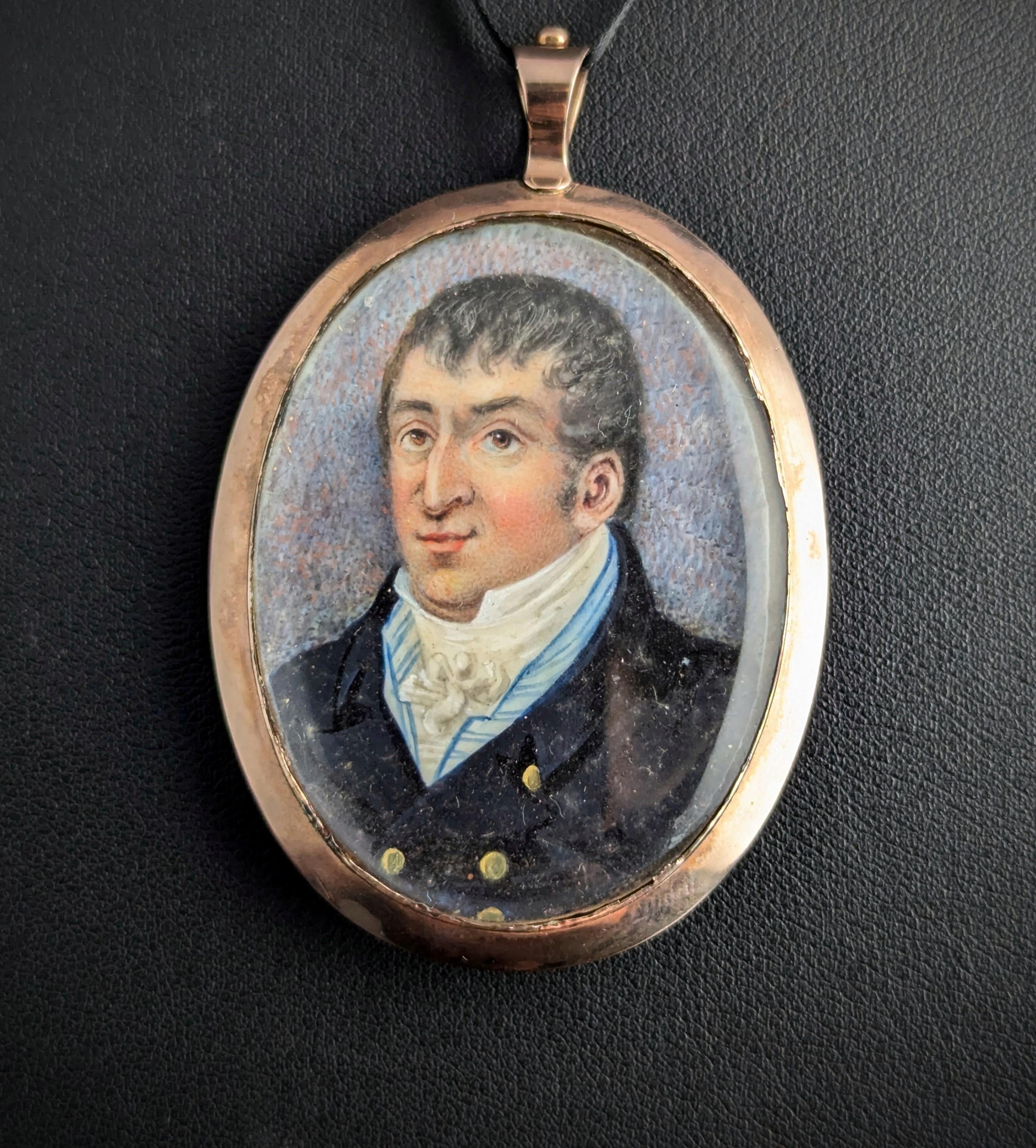 Vous tomberez sous le charme de cet exceptionnel pendentif portrait miniature de la fin de l'époque géorgienne, si riche en beauté historique et en caractère.

Logé dans un riche cadre en or jaune 9ct, il présente d'un côté le portrait d'un