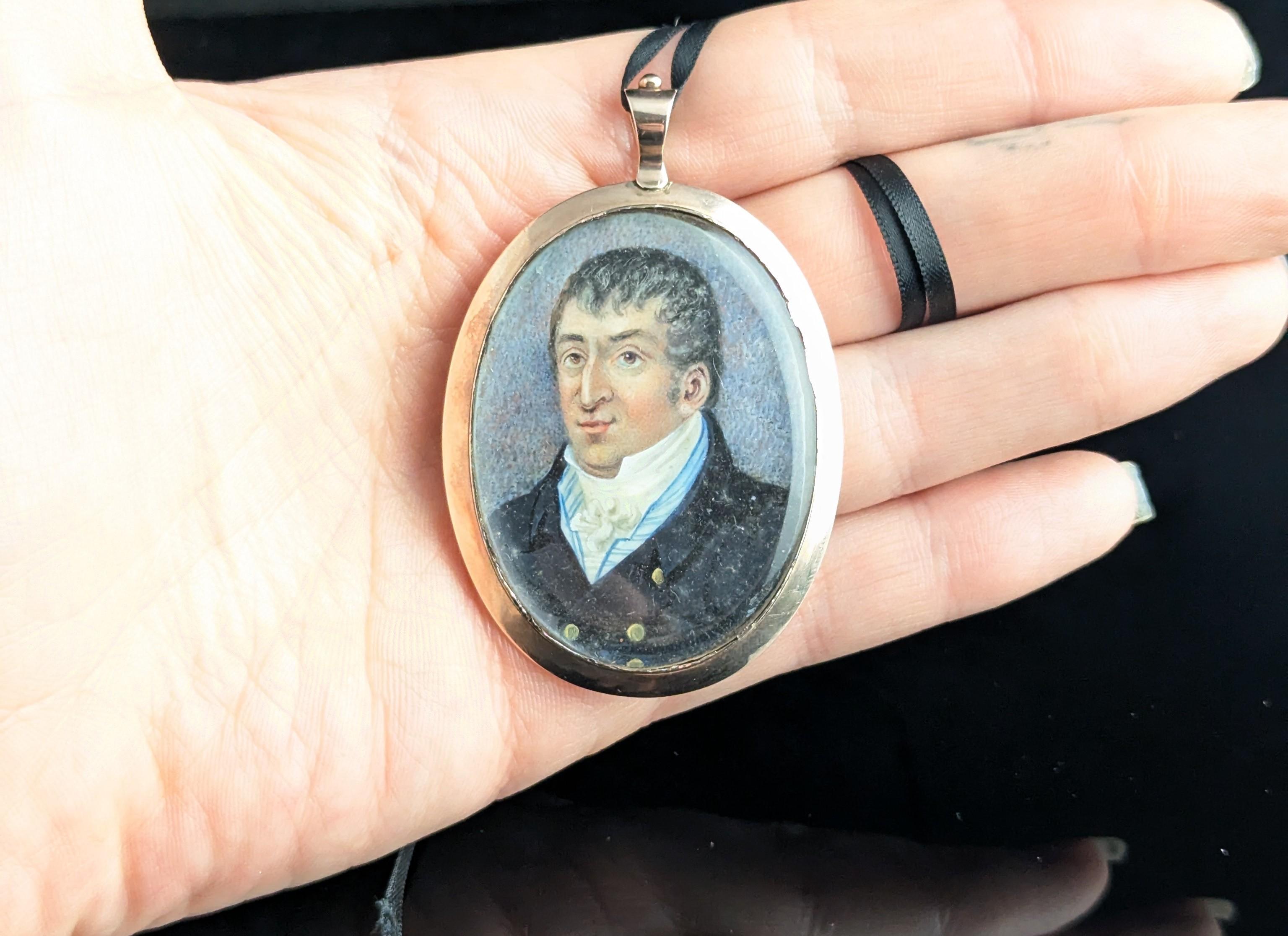 Pendentif portrait géorgien ancien, médaillon de deuil, or 9 carats Unisexe en vente