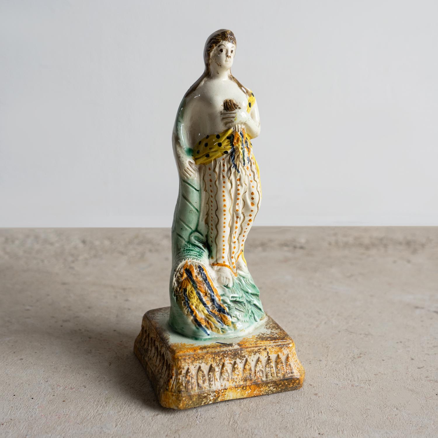 Inglese Antica figura in ceramica georgiana Prattware, Flora la dea della primavera, C.C. 1800 in vendita