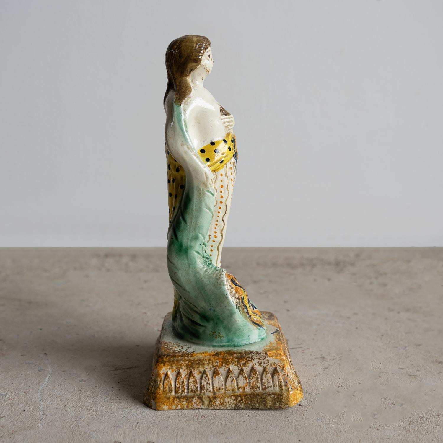 Smaltato Antica figura in ceramica georgiana Prattware, Flora la dea della primavera, C.C. 1800 in vendita