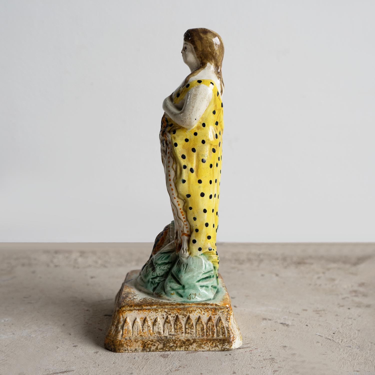 Inizio XIX secolo Antica figura in ceramica georgiana Prattware, Flora la dea della primavera, C.C. 1800 in vendita