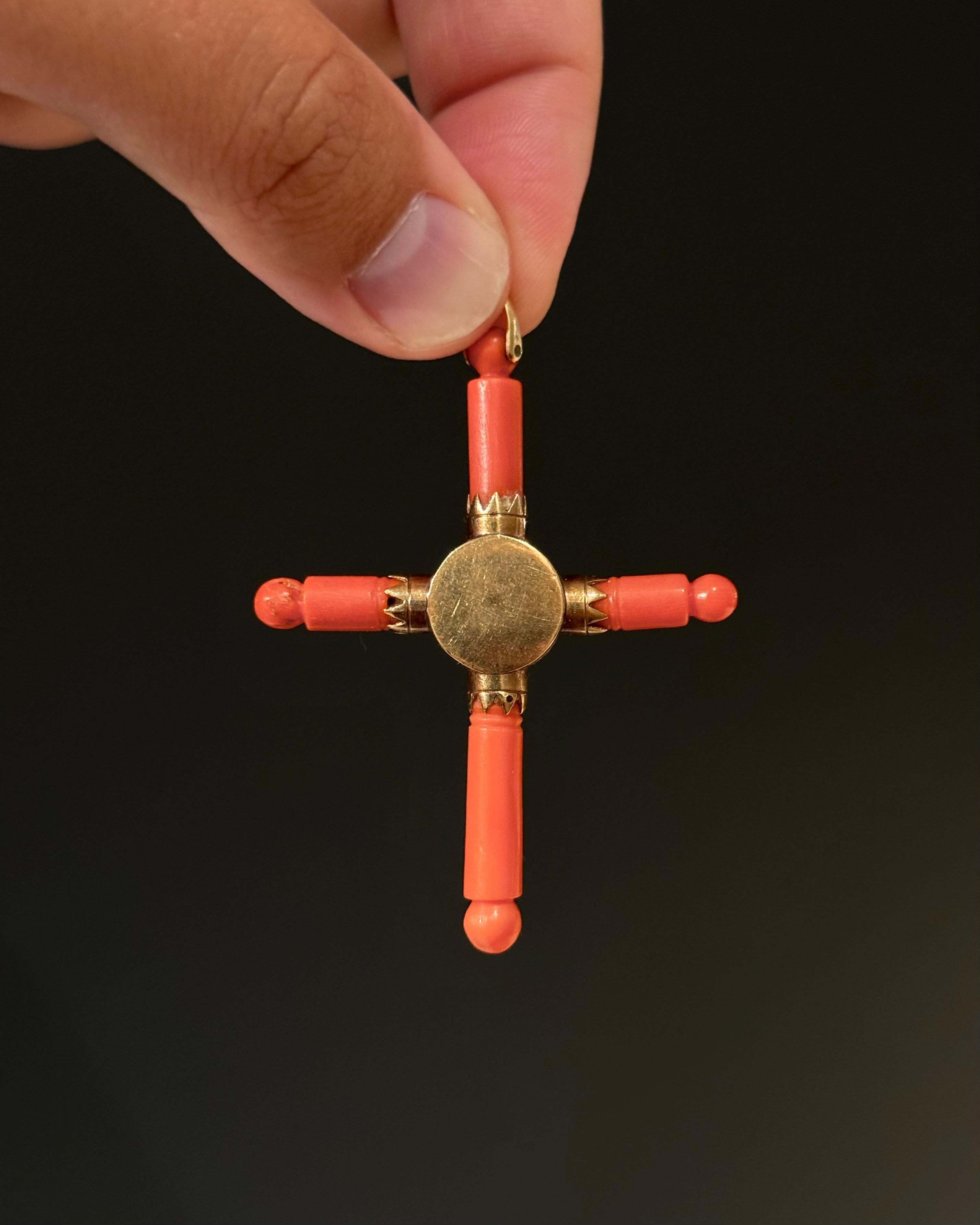 Antico ciondolo a croce in corallo prezioso e diamante georgiano, oro e argento, XIX secolo in vendita 5