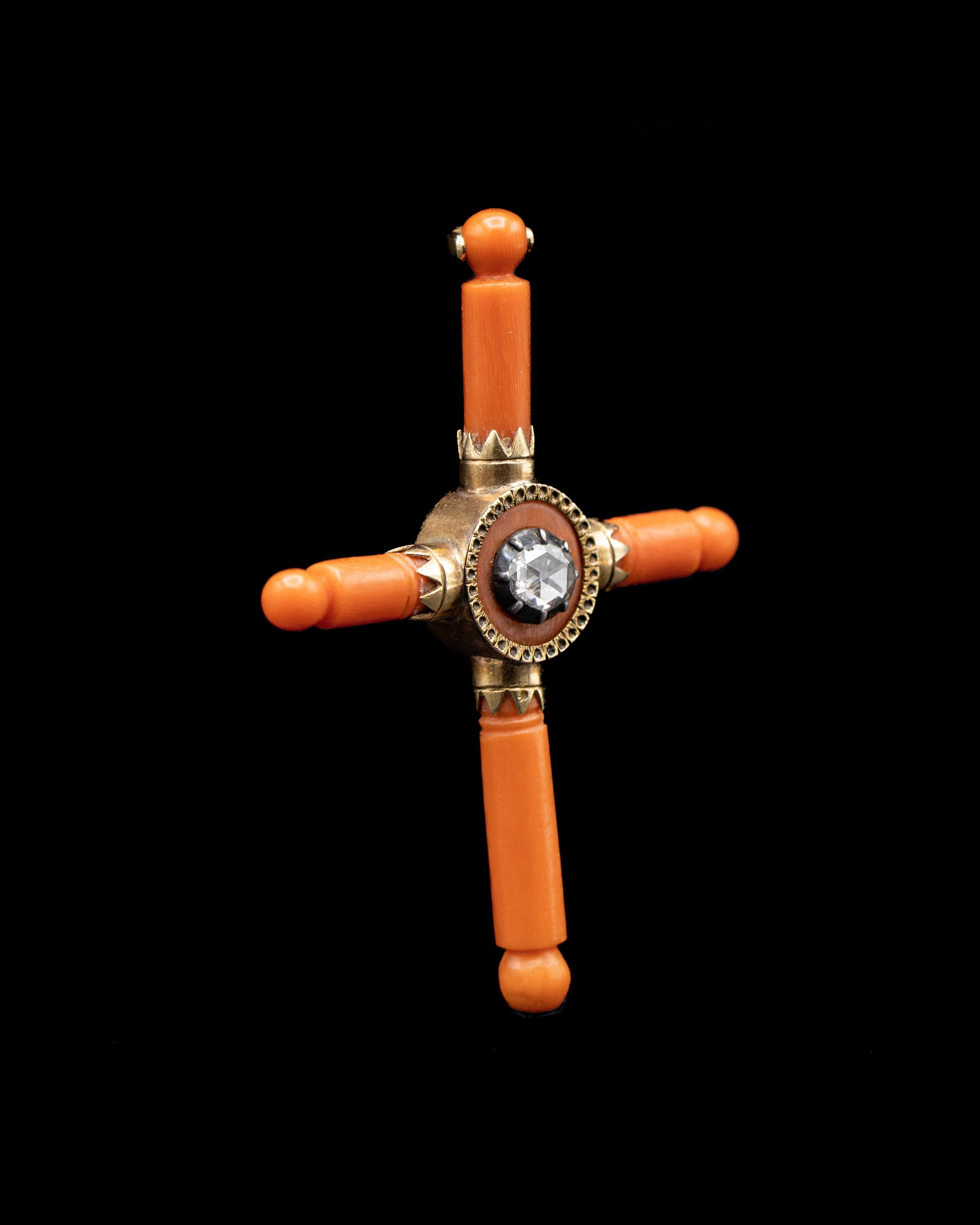 Antico ciondolo a croce georgiano in corallo prezioso e diamanti, Italia, inizio XIX secolo.

Un'affascinante reliquia della devozione georgiana e dell'artigianato italiano, questo ciondolo a croce dell'inizio del XIX secolo è uno studio di