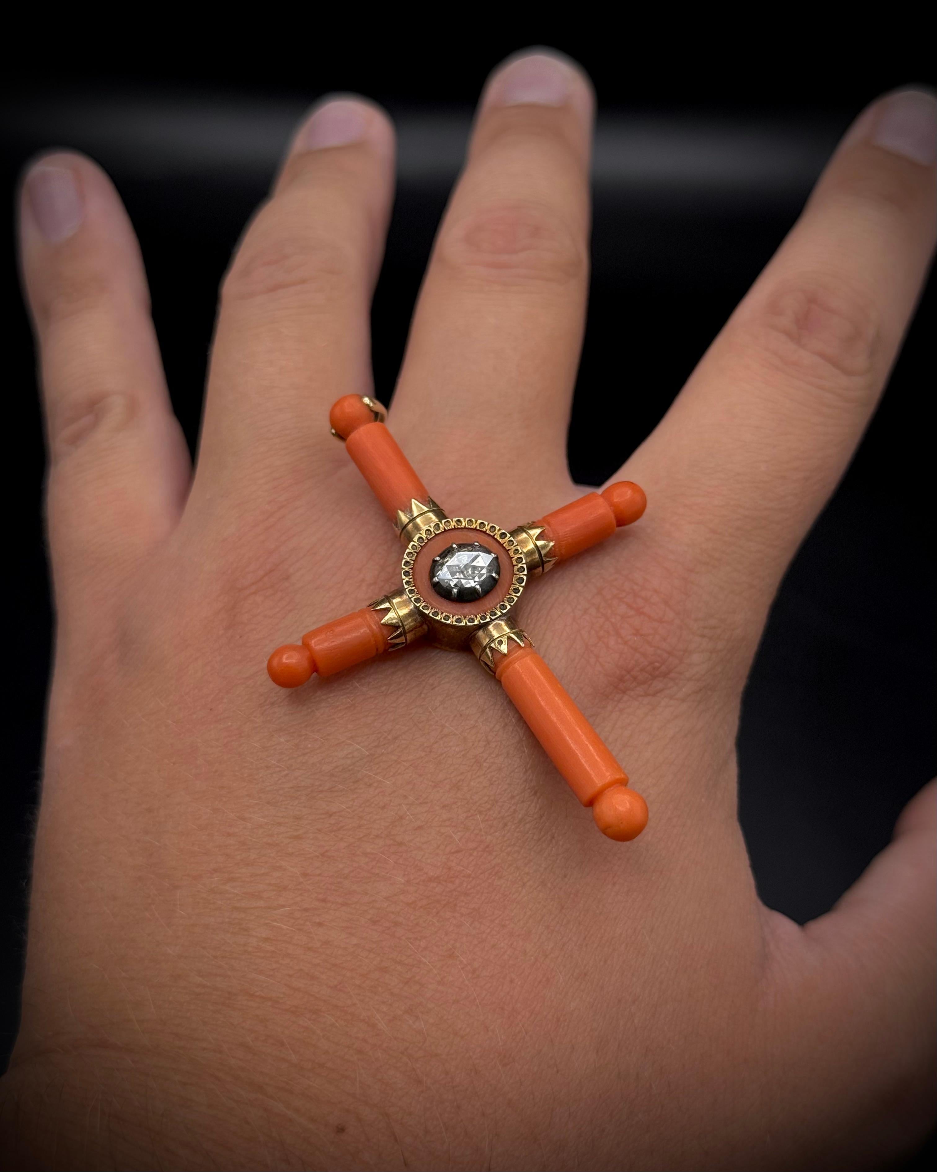 da uomo o donna Antico ciondolo a croce in corallo prezioso e diamante georgiano, oro e argento, XIX secolo in vendita