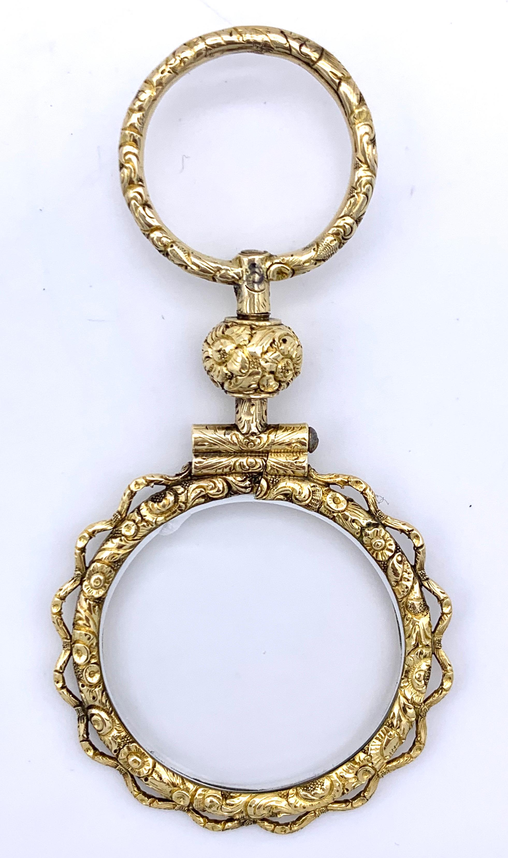 Dieses schöne Quizglas war das dringend benötigte und geschätzte Accessoire einer eleganten georgischen Persönlichkeit.
Das Quizglas wurde um 1825 in Handarbeit aus 15-karätigem Gold hergestellt. Das Gold ist fein ziseliert und mit Blumenornamenten
