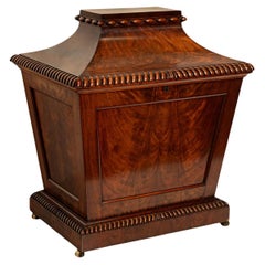 Antiker georgianischer Regency-Weinkühler aus geflammtem Mahagoni mit Sarkophag im Sarkophag-Stil, 1820