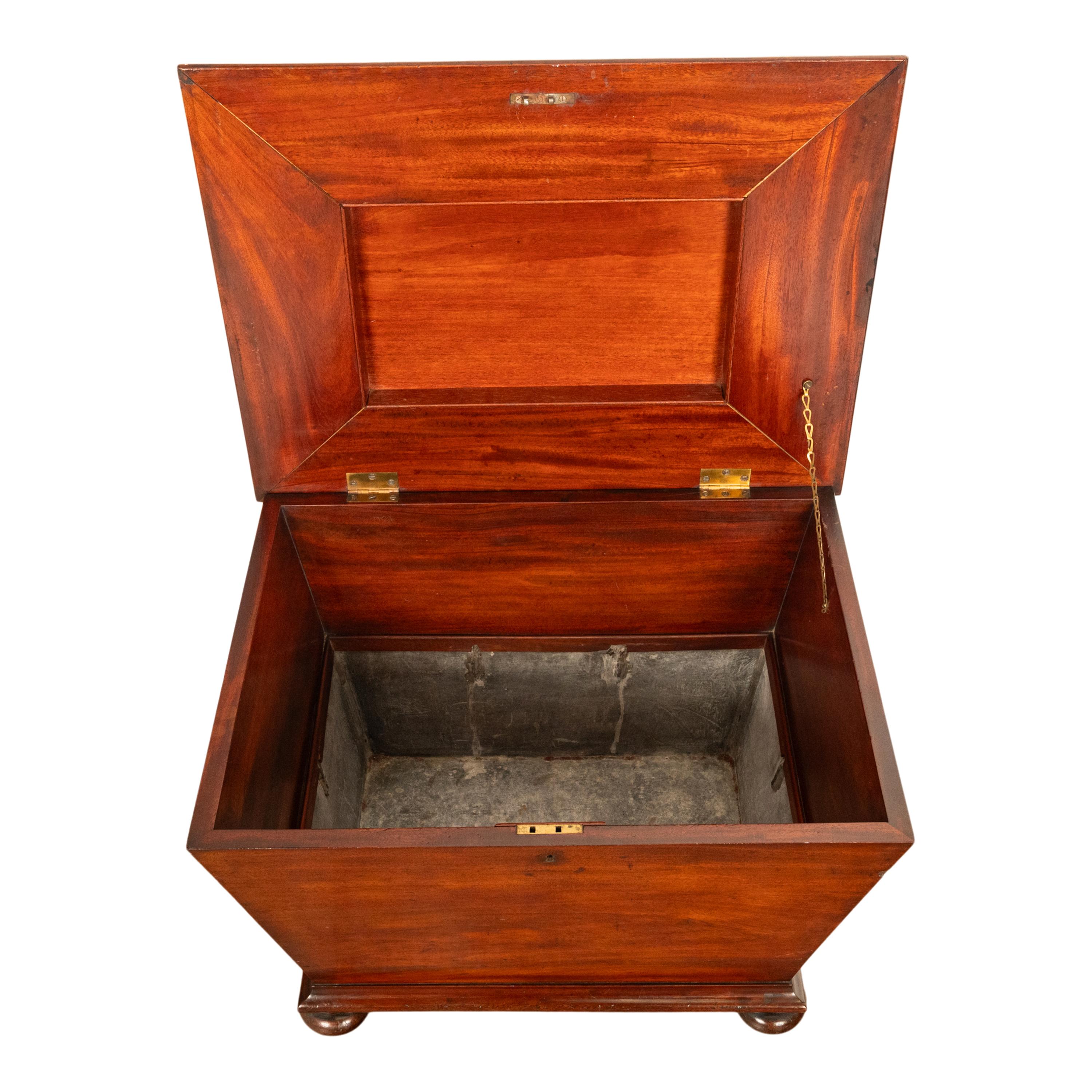 Antiguo Refrigerador de Vino en Forma de Sarcófago de Caoba de la Regencia Georgiana 1810 en venta 6