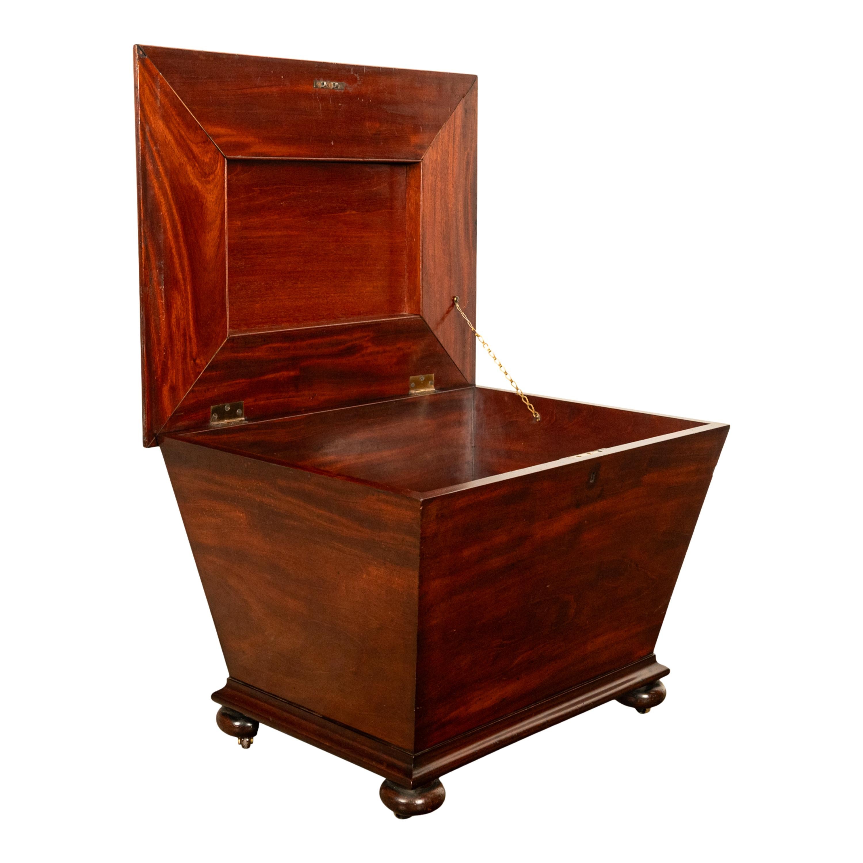 Antiguo Refrigerador de Vino en Forma de Sarcófago de Caoba de la Regencia Georgiana 1810 en venta 1