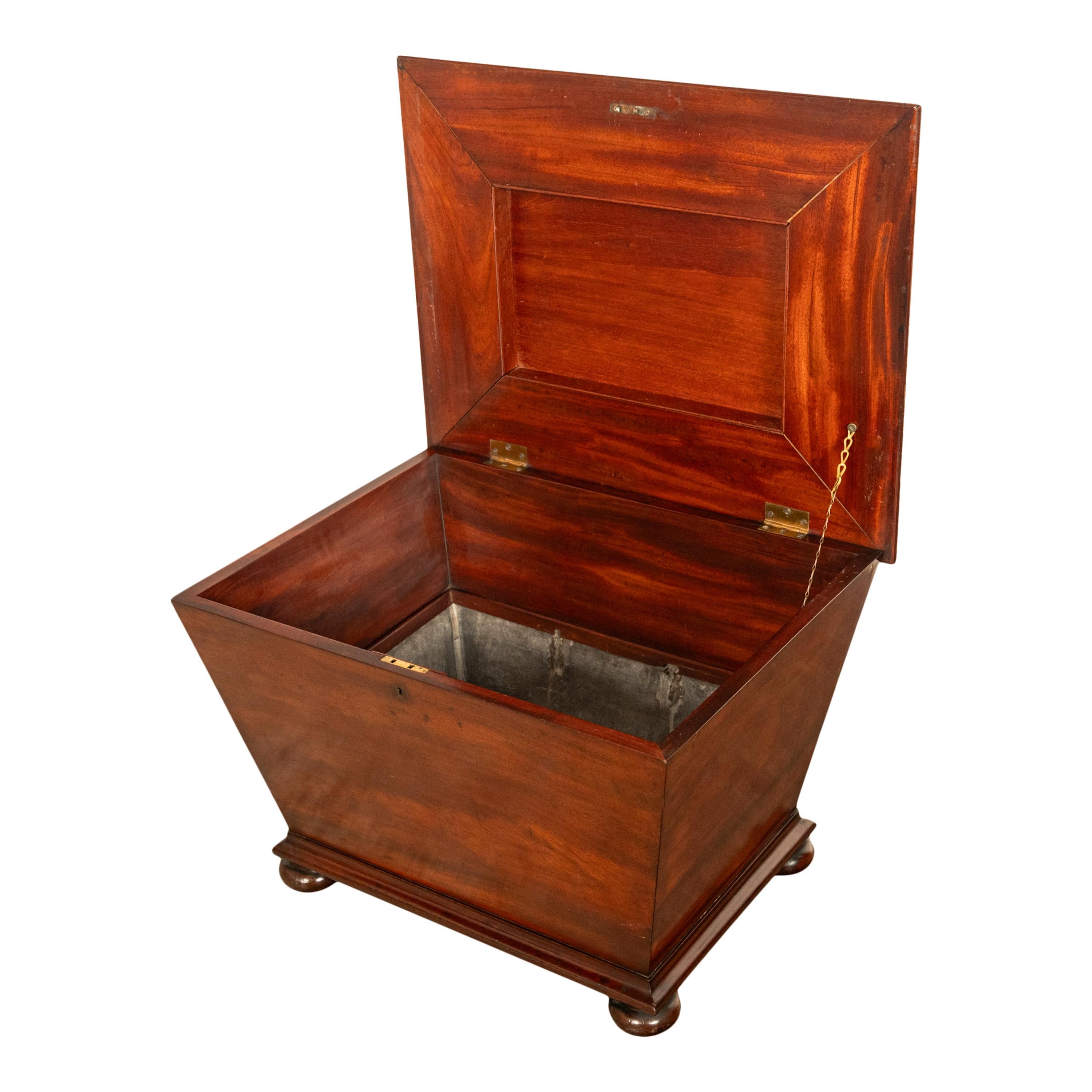 Antiguo Refrigerador de Vino en Forma de Sarcófago de Caoba de la Regencia Georgiana 1810 en venta 2