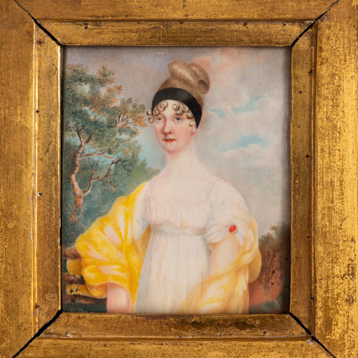 Un bon portrait miniature d'une dame de l'époque de la Régence géorgienne, vers 1810.
Ce portrait plutôt inhabituel et presque particulier d'une dame de l'époque de Jane Austen, peint sur une galette d'ivoire et placé dans le cadre original en bois