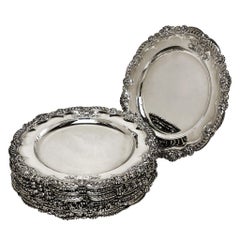 Ensemble ancien de 12 assiettes à dîner en argent de style géorgien et régence 1820