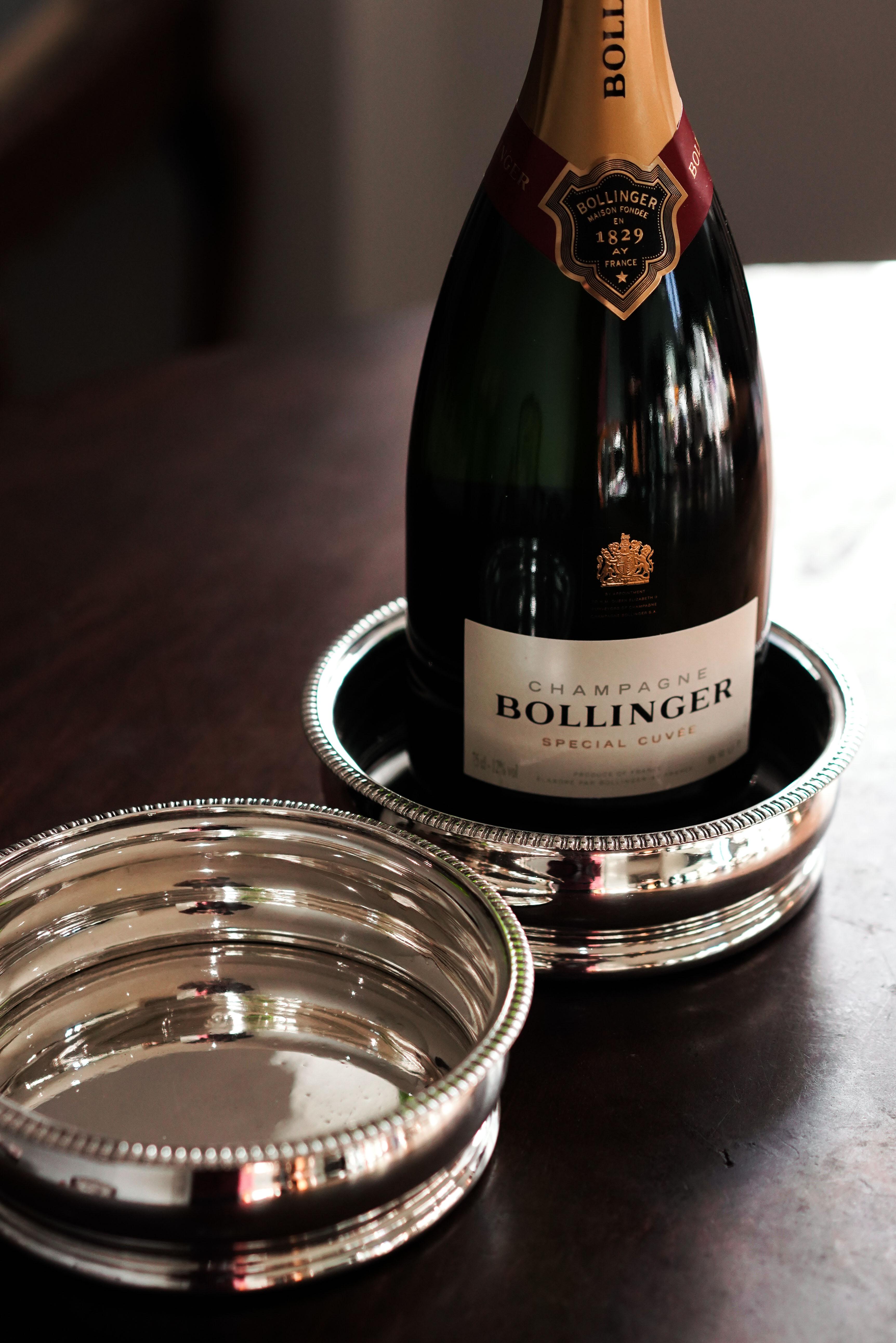 Siamo lieti di offrire questa elegante coppia di sottobicchieri Regency in argento massiccio realizzati da William Eaton a Londra nel 1815. 

Realizzata nel periodo Regency, la coppia è caratterizzata da un meraviglioso design con un bordo a