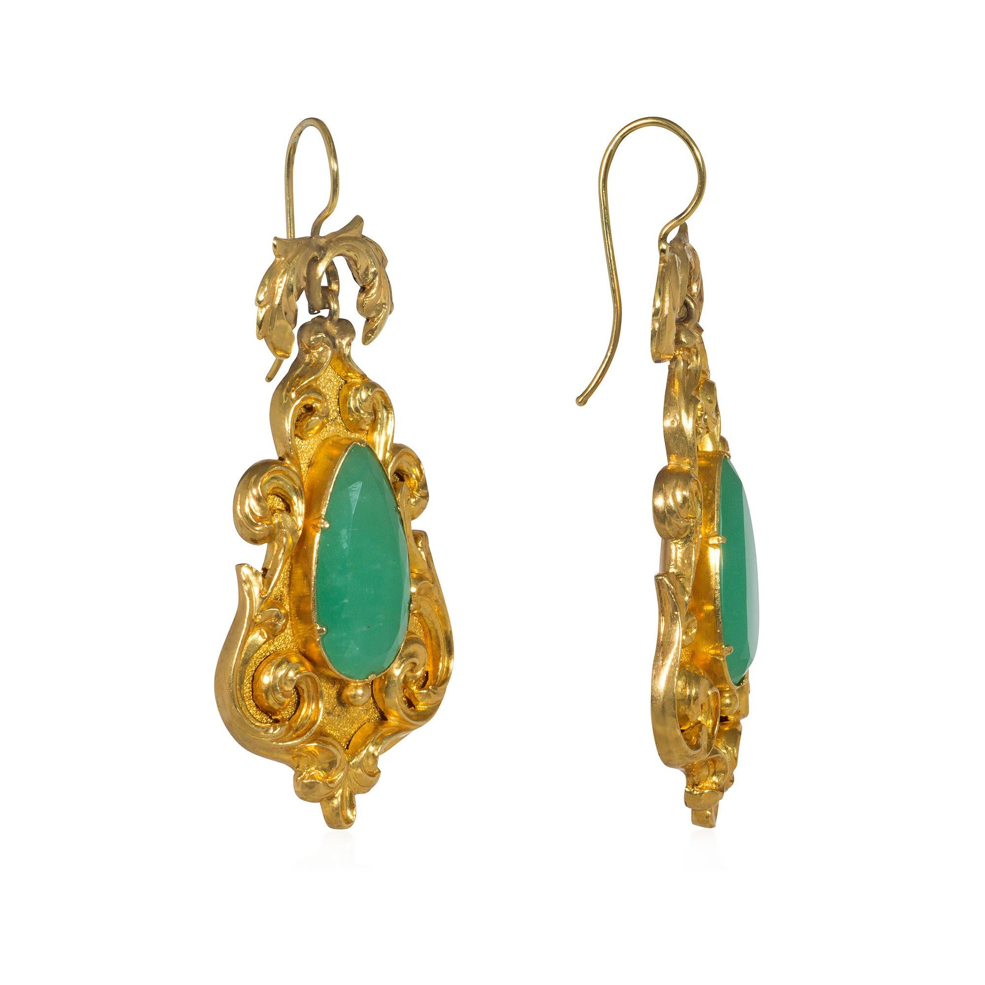 A pair of Georgian gold pendant earrings comprised of drop-shaped chrysoprase within a repoussé frame of scrolled foliate design, suspending from double leaf-shaped surmounts, in 15k.  England

Dimensions: 2.5