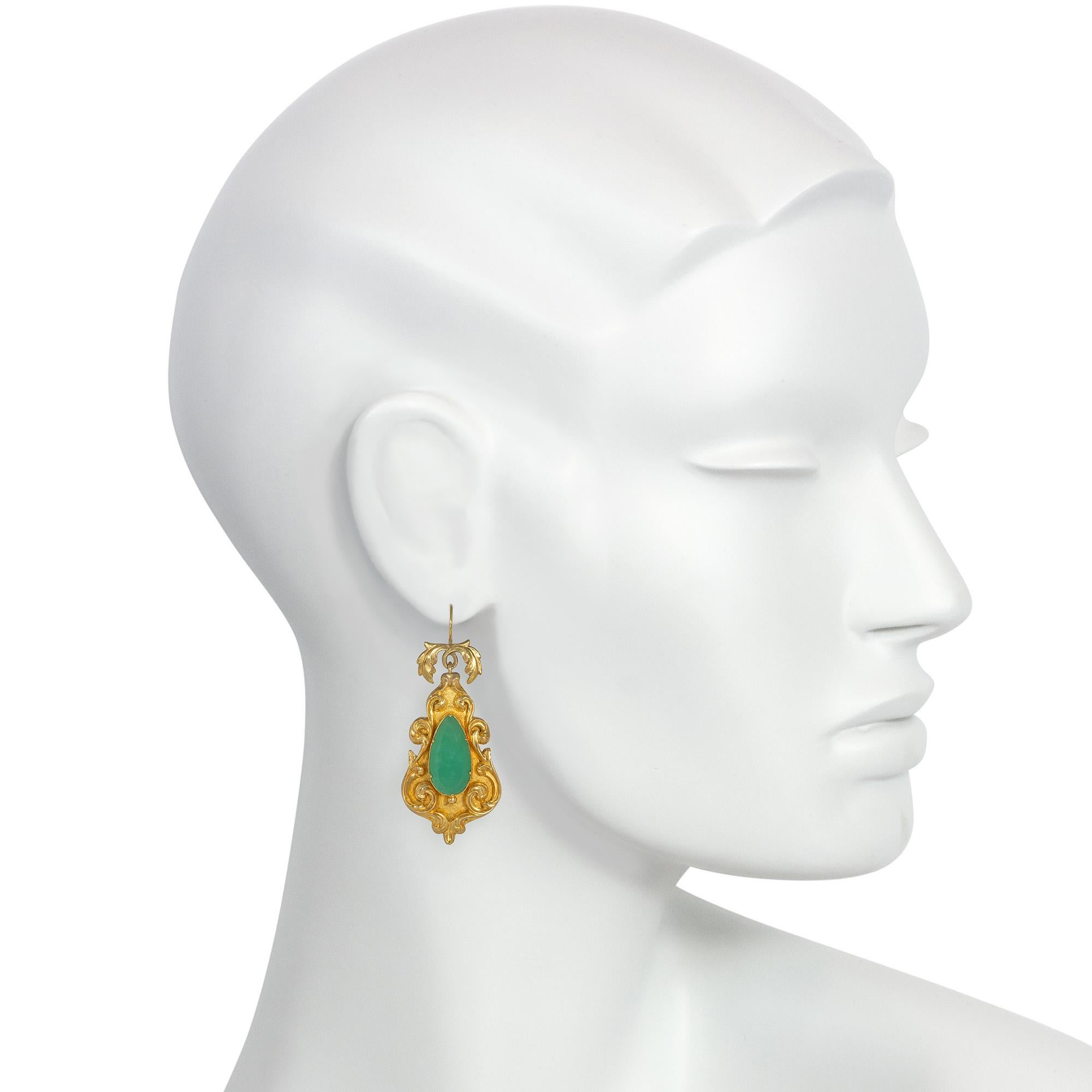 Antike georgische Repoussé-Ohrringe aus Gold und Chrysopras-Anhänger (Tropfenschliff) im Angebot