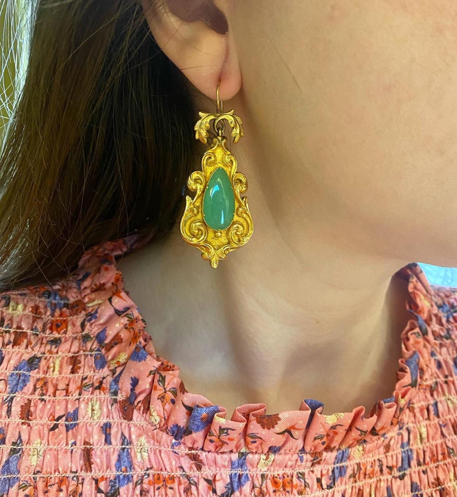 Women's or Men's Antique Georgian Repoussé Gold and Chrysoprase Pendant Earrings For Sale