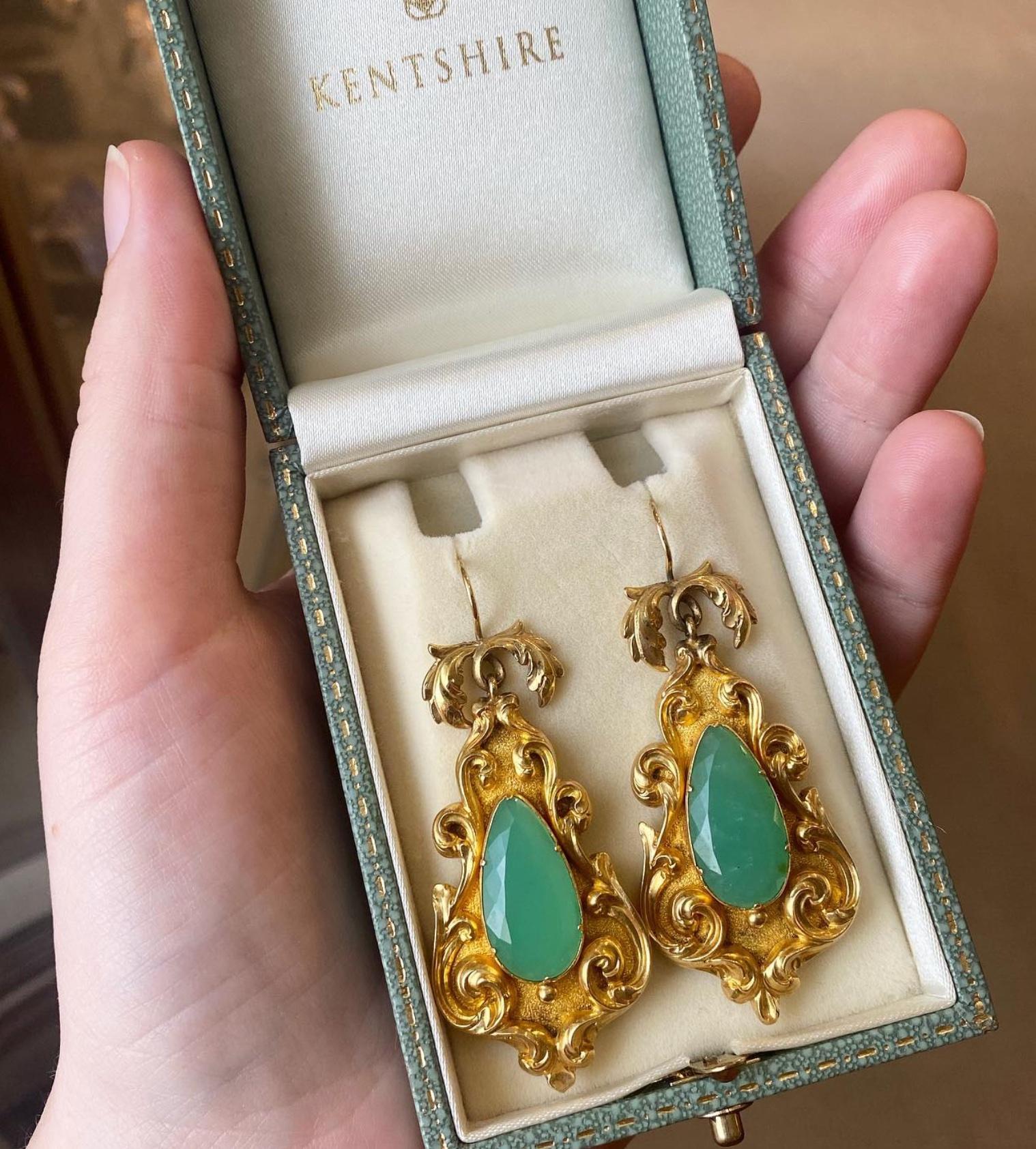 Antique Georgian Repoussé Gold and Chrysoprase Pendant Earrings For Sale 1