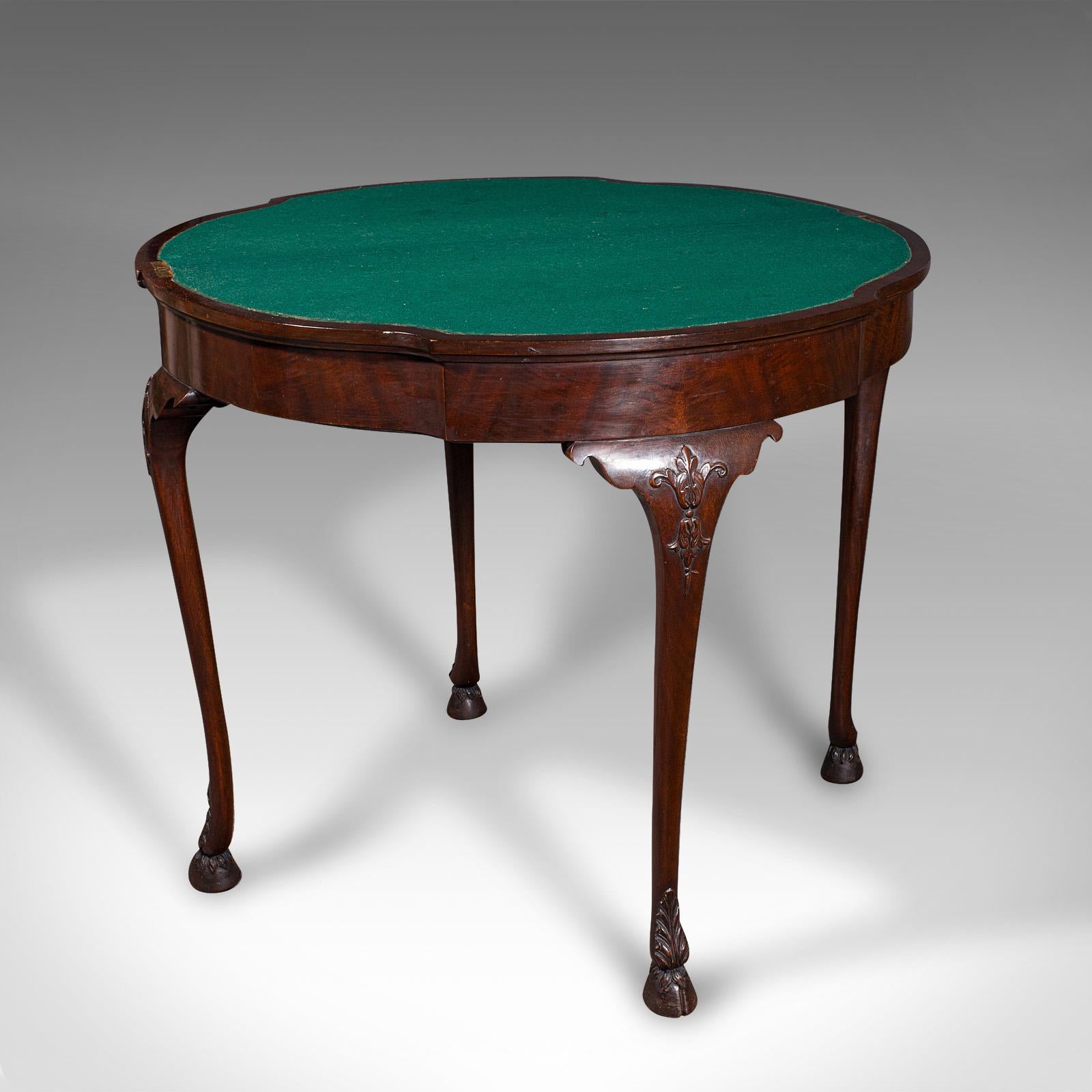 
Il s'agit d'une table à cartes ancienne de style néo-géorgien. Table à jeux anglaise en acajou, à plateau rabattable, datant de la fin de la période victorienne, vers 1890.

Magnifique table de réveil, avec de superbes détails et formes
Présente