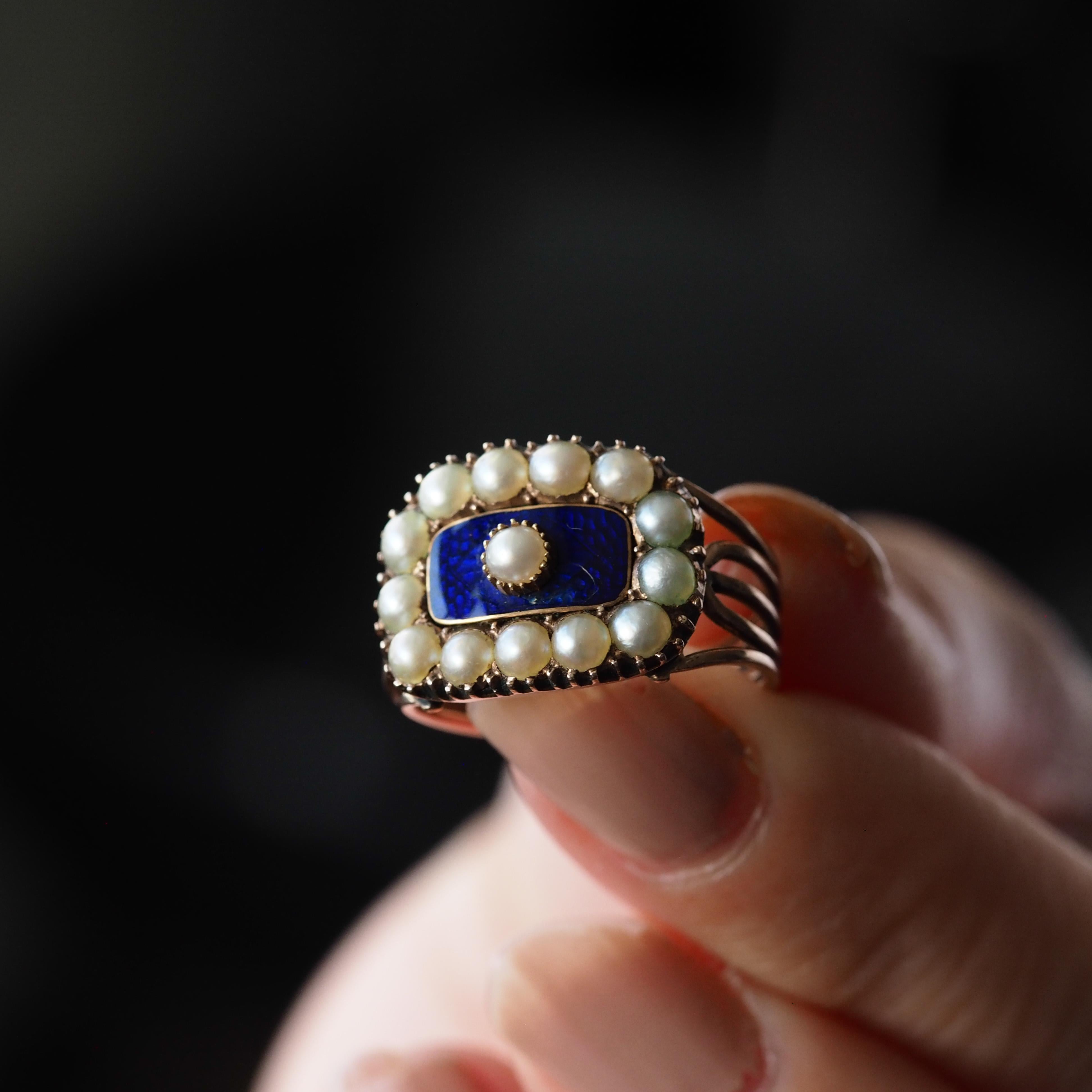 Bague géorgienne ancienne en or 14 carats, émail bleu et perles naturelles, c. 1800 en vente 13