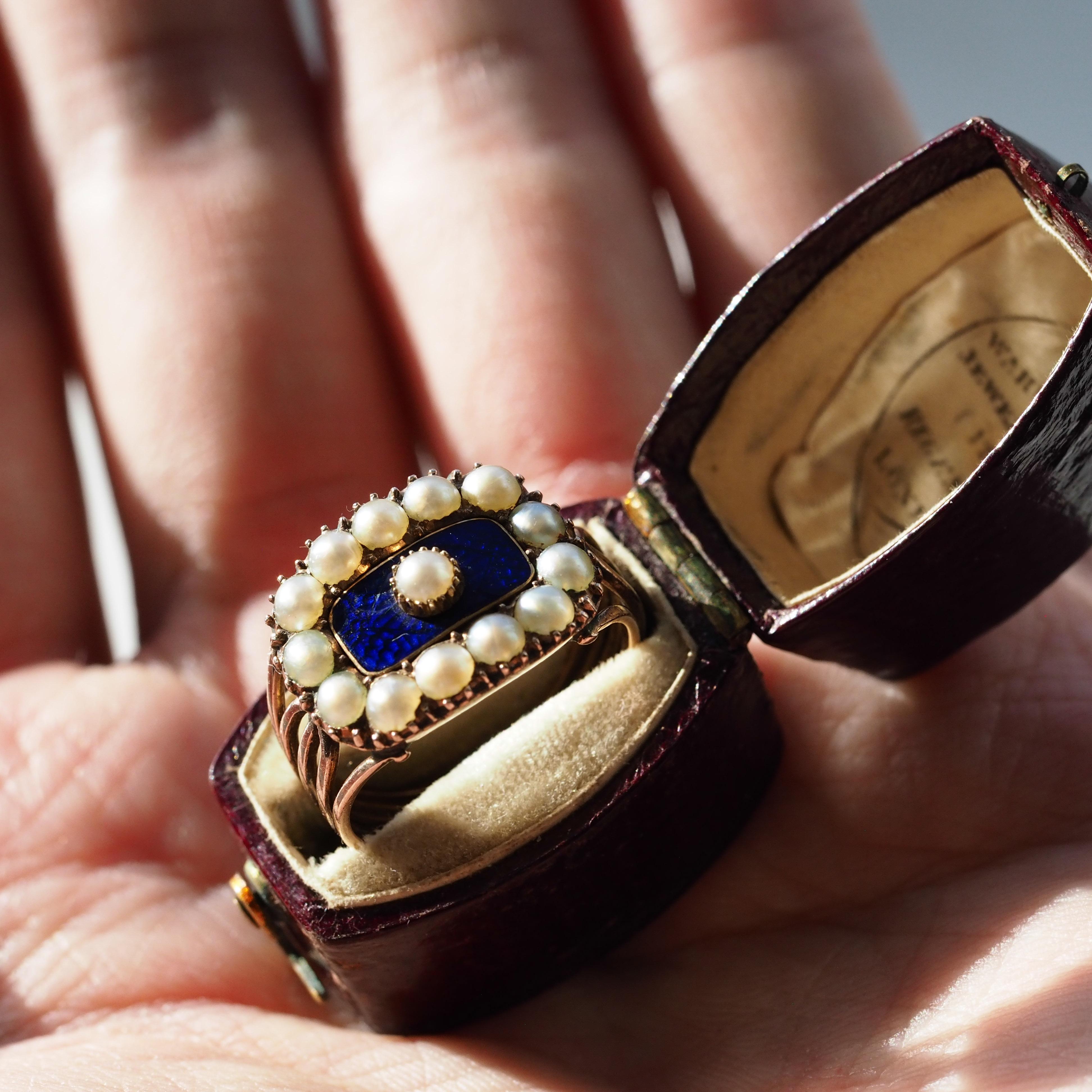 We are delighted to offer this exquisite antique Georgian ring made c.1800. 
 
This ring comes with its period fitted box (included in the listing) and is a wonderful example of fine Georgian jewellery. 
 
The ring features an unmissable and