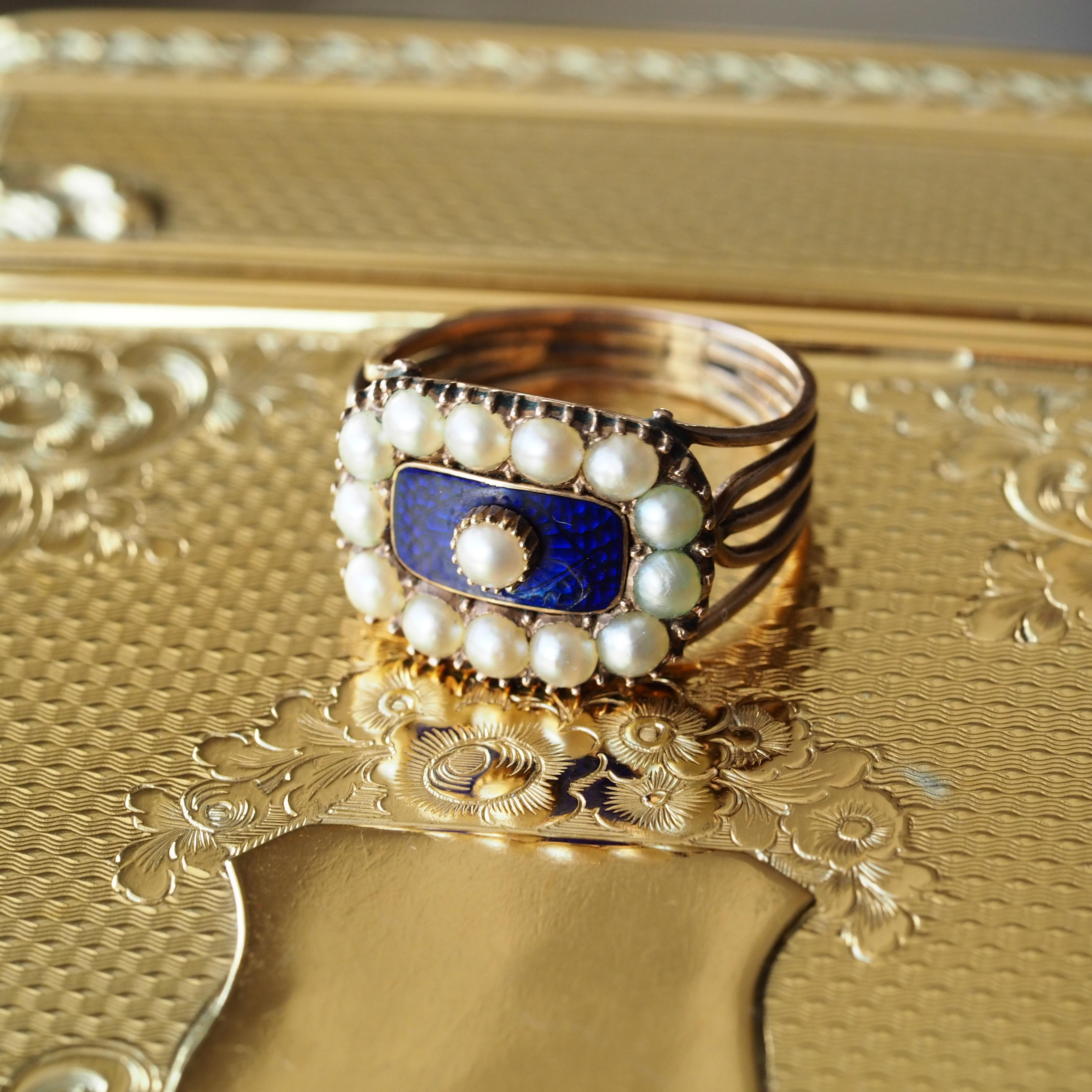 Taille cabochon Bague géorgienne ancienne en or 14 carats, émail bleu et perles naturelles, c. 1800 en vente