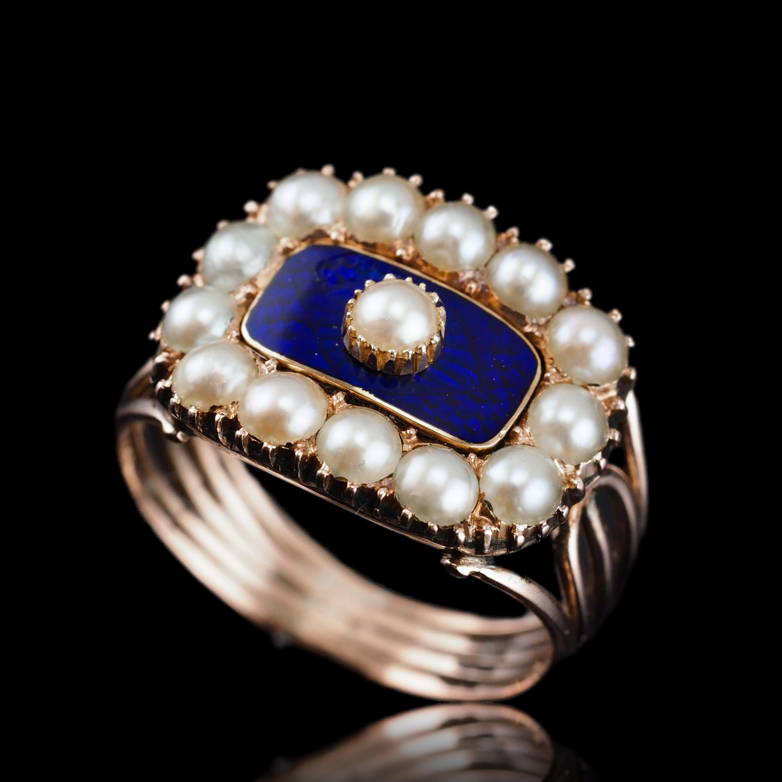Bague géorgienne ancienne en or 14 carats, émail bleu et perles naturelles, c. 1800 État moyen - En vente à London, GB