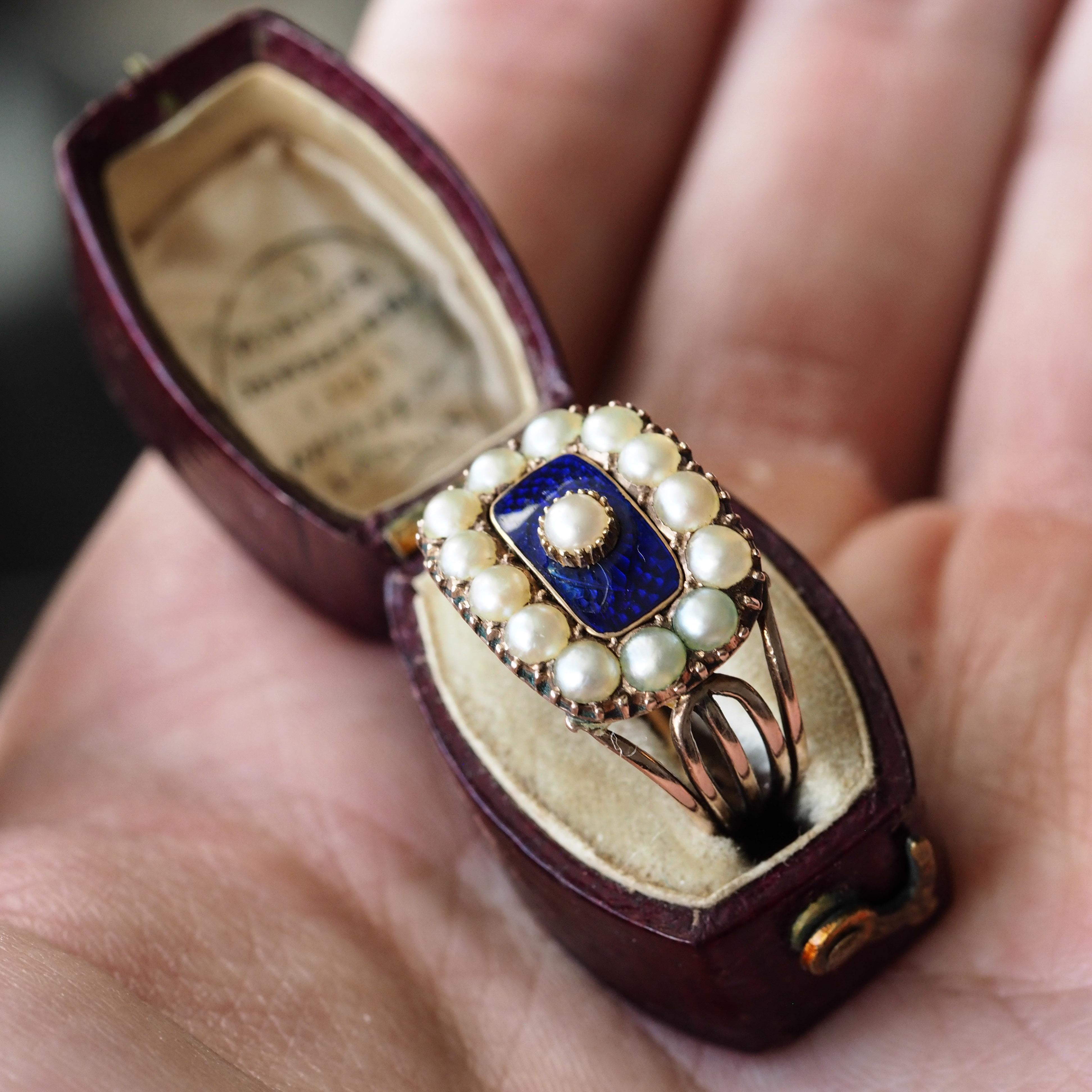 Bague géorgienne ancienne en or 14 carats, émail bleu et perles naturelles, c. 1800 en vente 1
