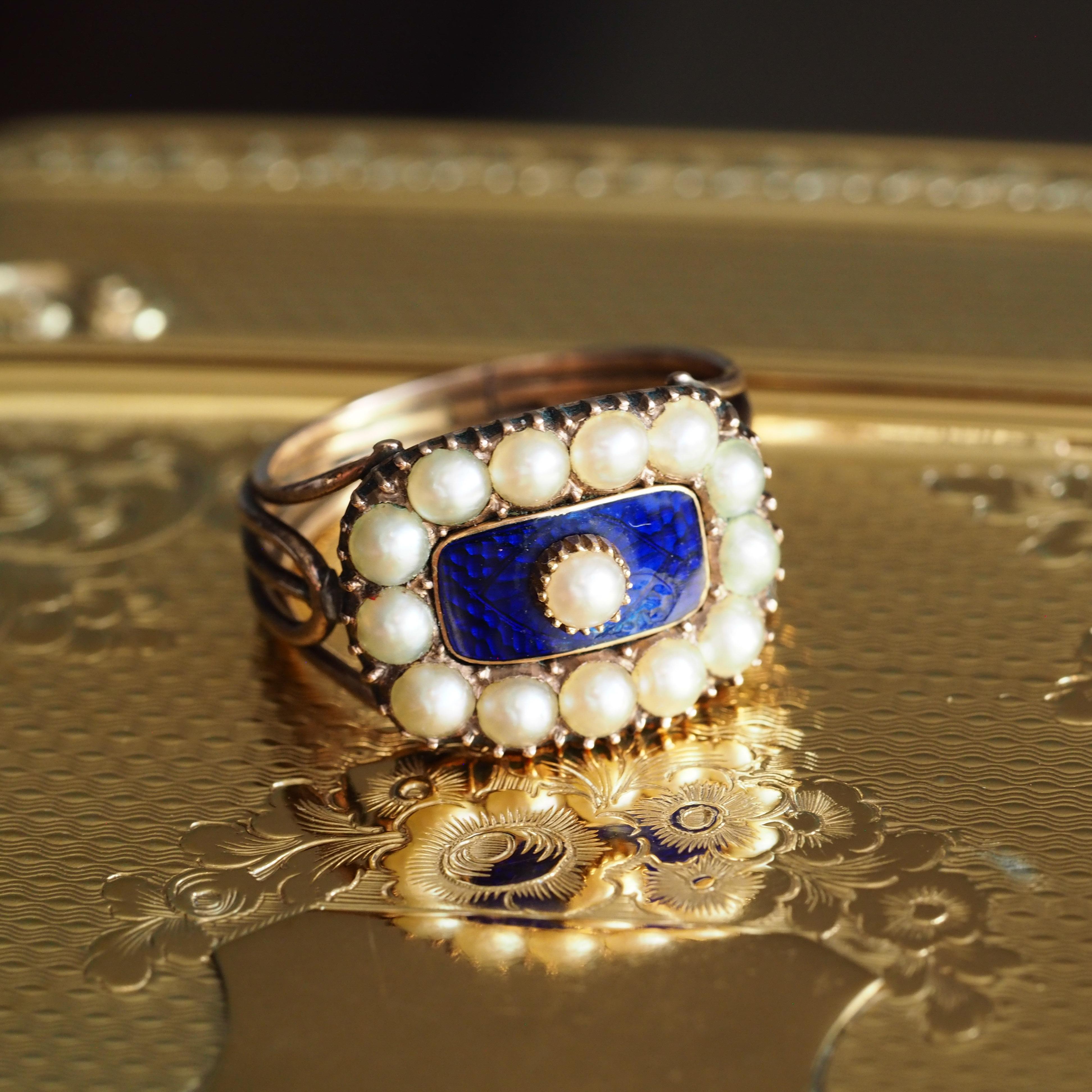 Bague géorgienne ancienne en or 14 carats, émail bleu et perles naturelles, c. 1800 en vente 2