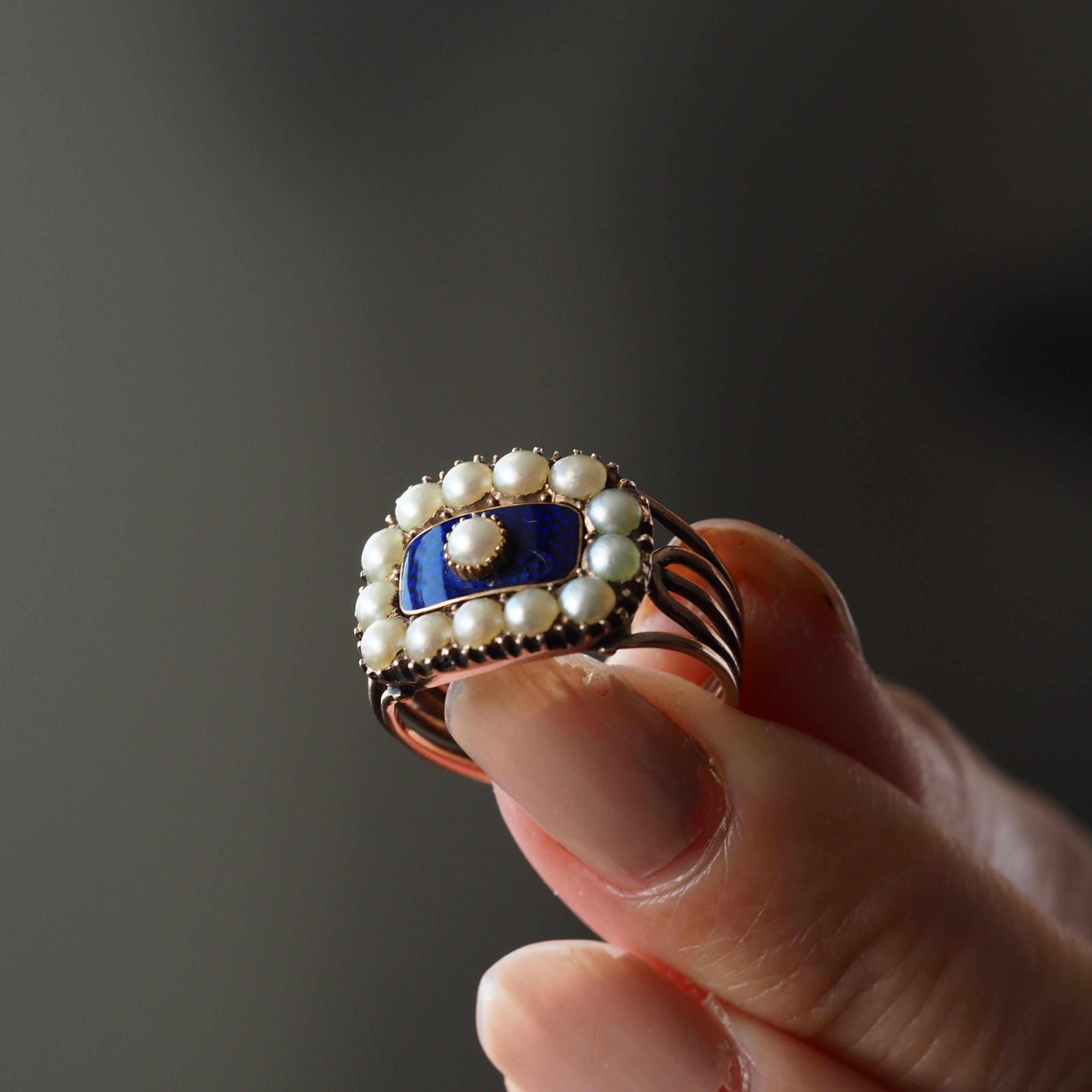 Bague géorgienne ancienne en or 14 carats, émail bleu et perles naturelles, c. 1800 en vente 4