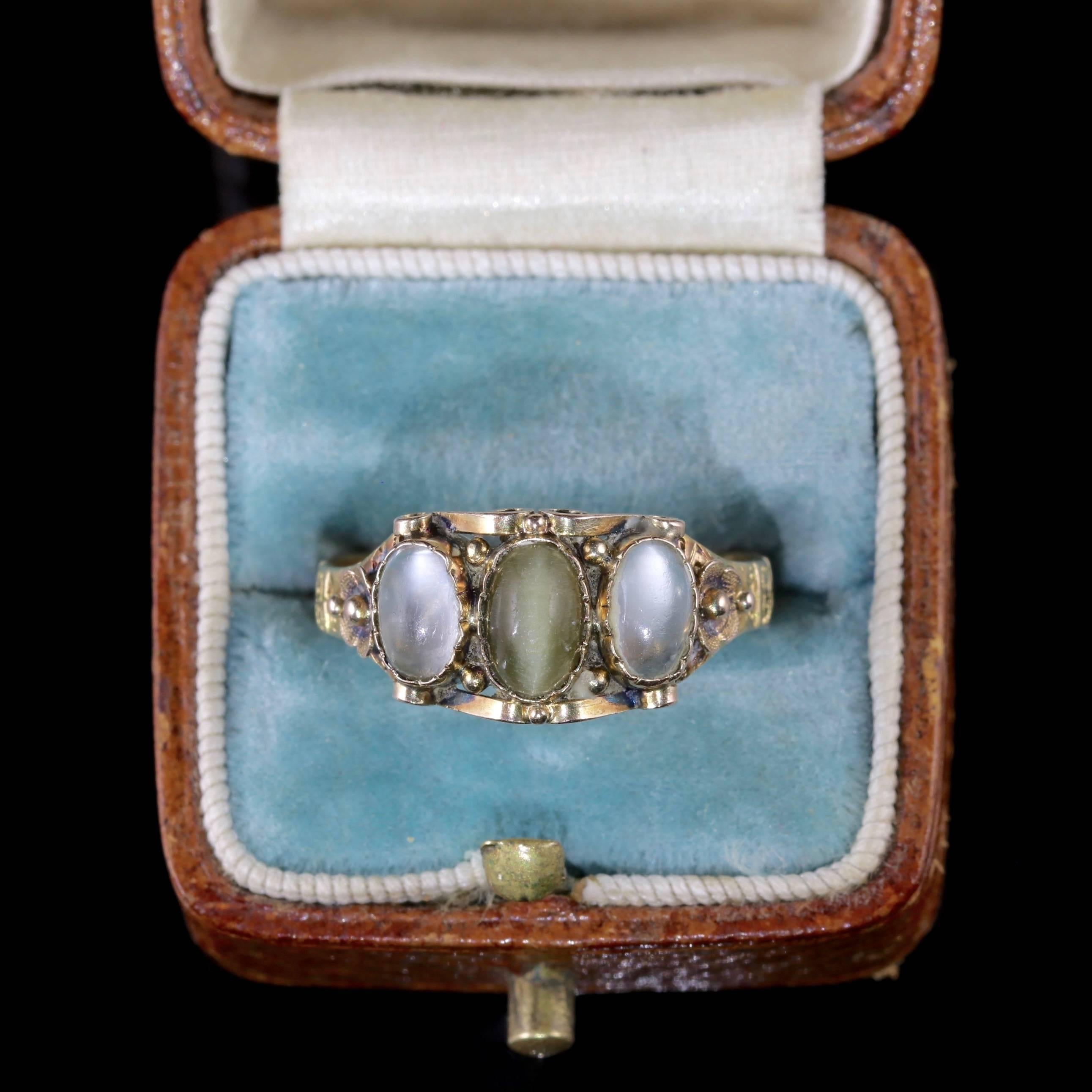 Antique Georgian Ring Cats Eye Moonstone 18 Carat Gold, circa 1830 2