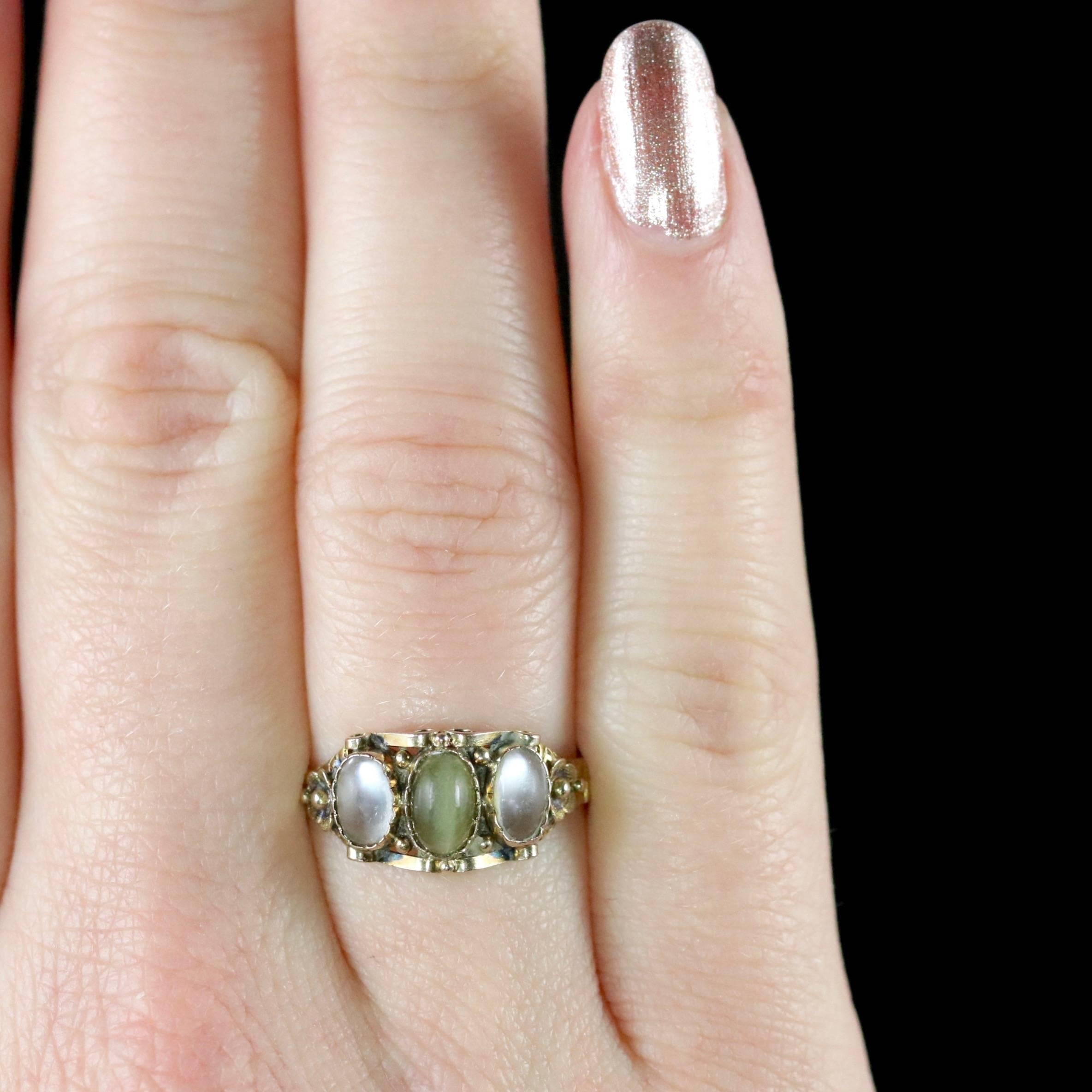 Antique Georgian Ring Cats Eye Moonstone 18 Carat Gold, circa 1830 3